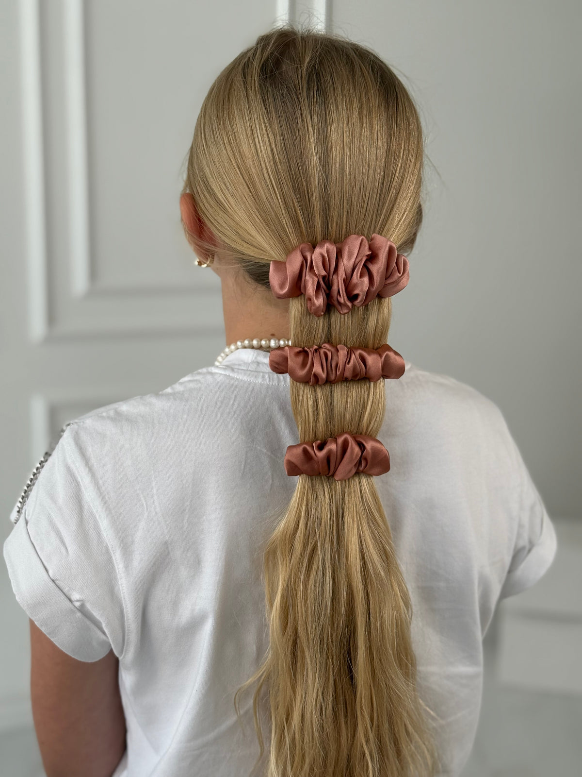 Karamelinis natūralaus šilko segtukas raukinukas