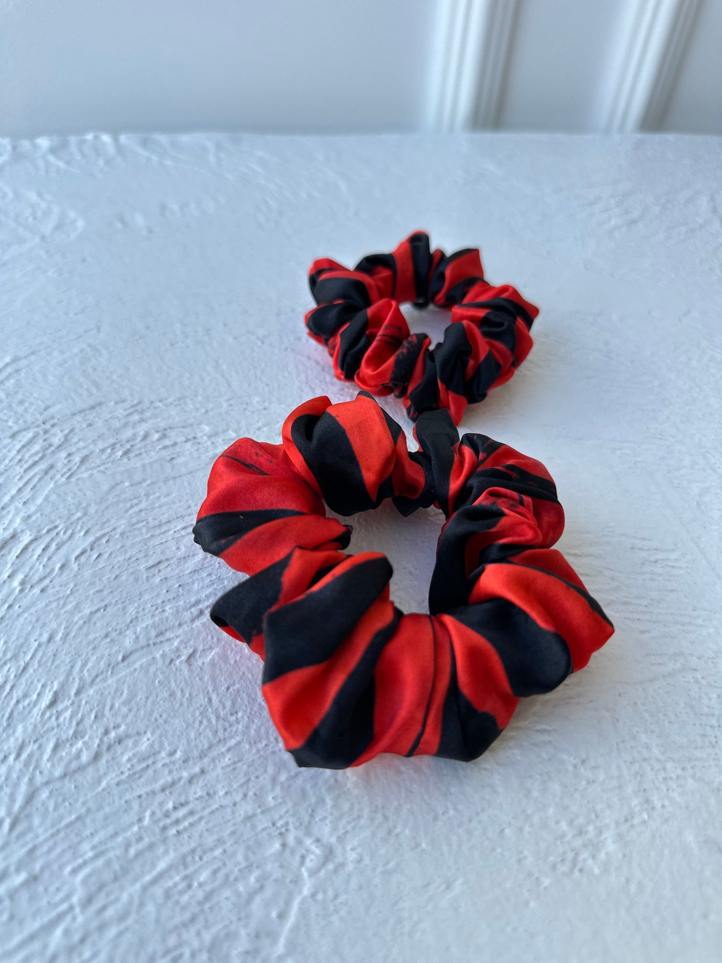 Kolekcinio šilko raudona & juoda natūralaus 100% šilko gumelė