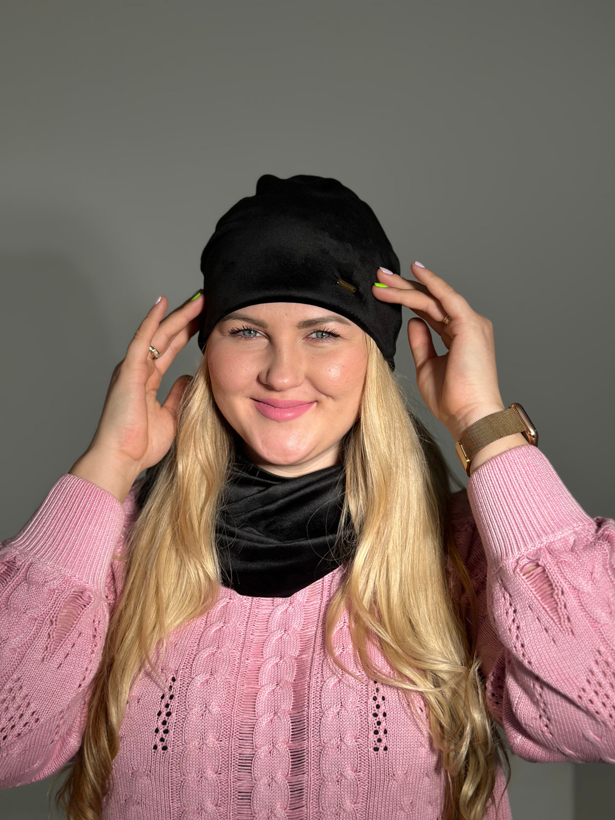 Juoda veliūro kepurė