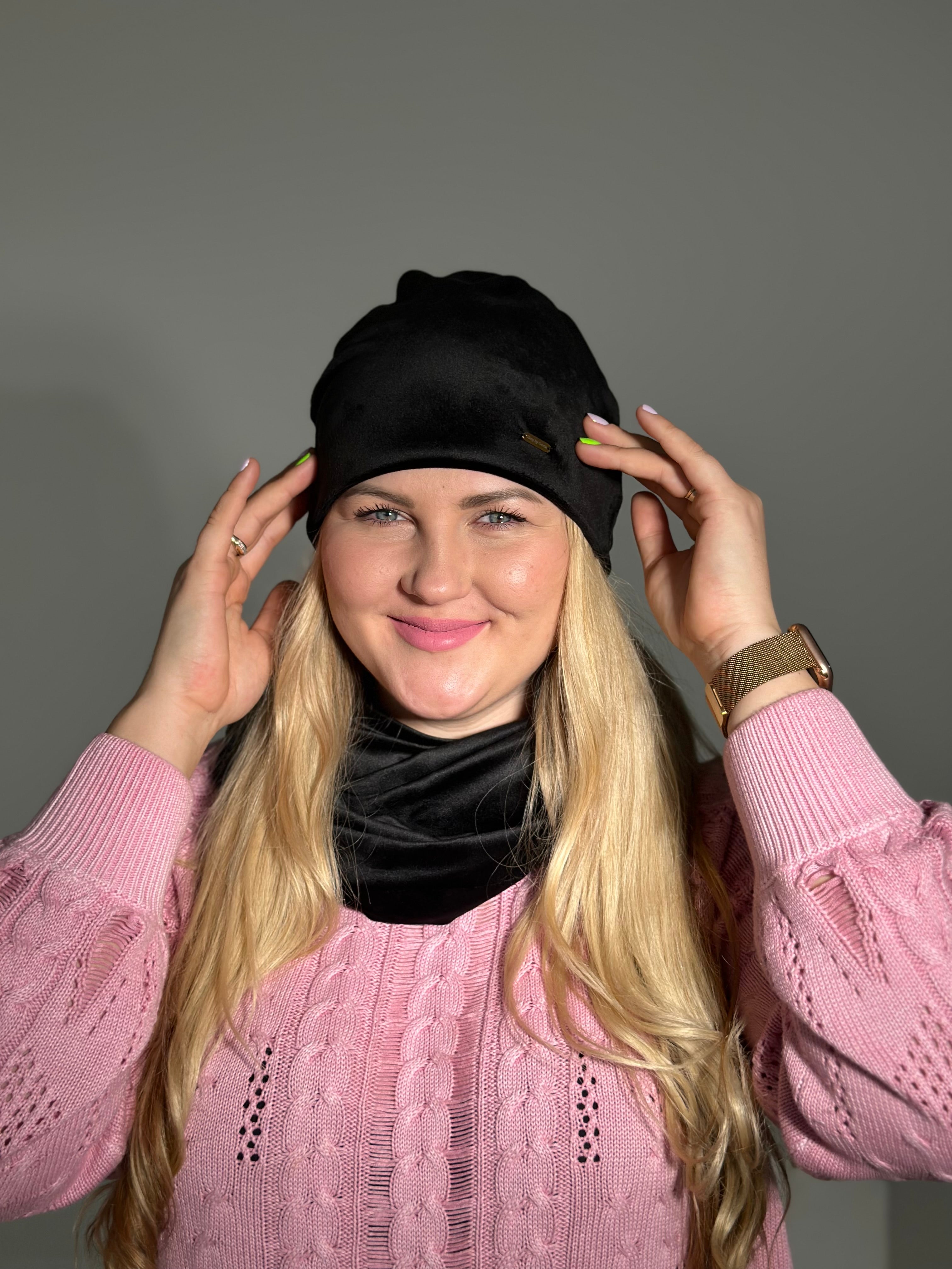 Juoda veliūro kepurė