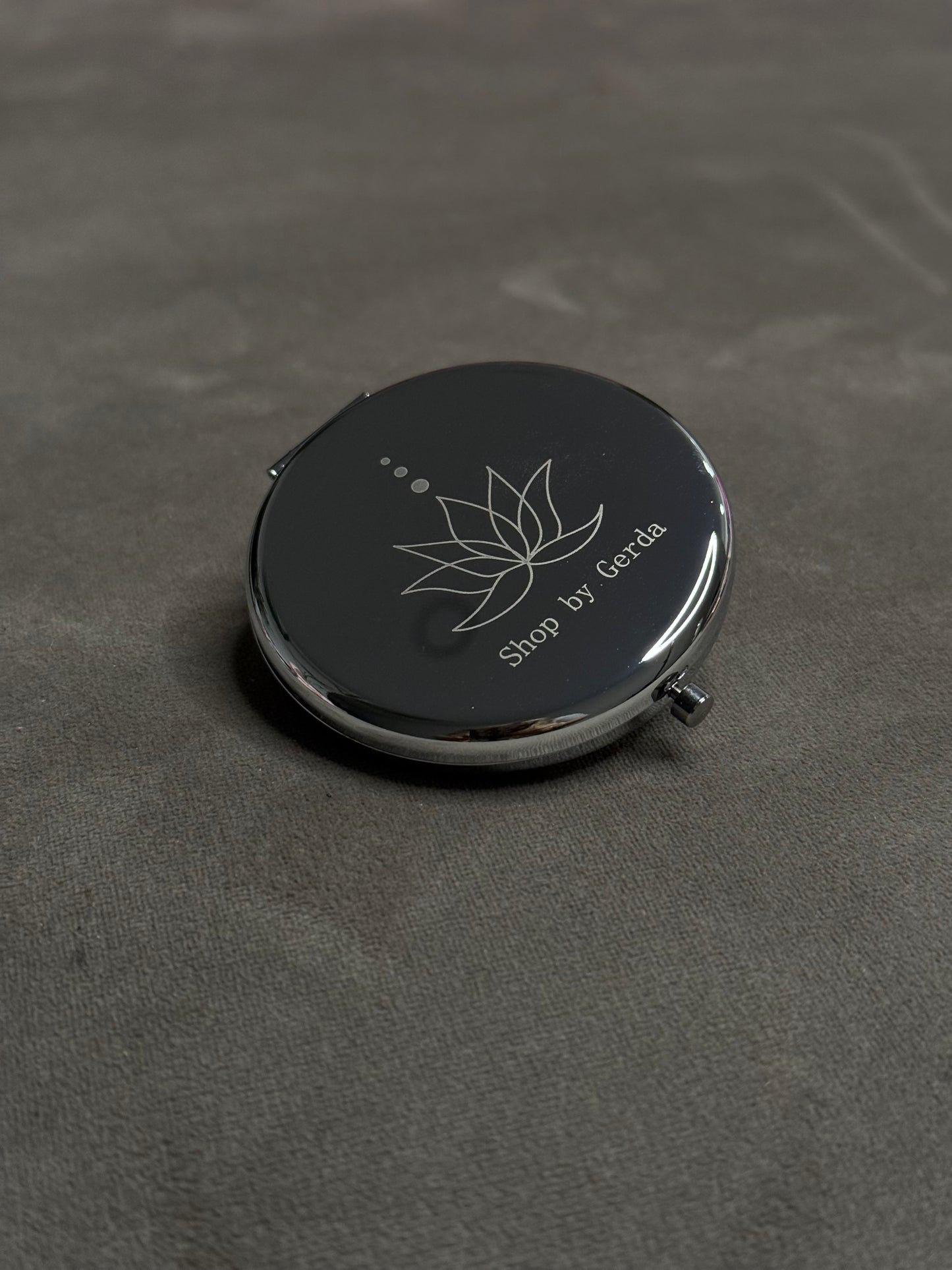 Sidabrinis metalinis veidrodėlis