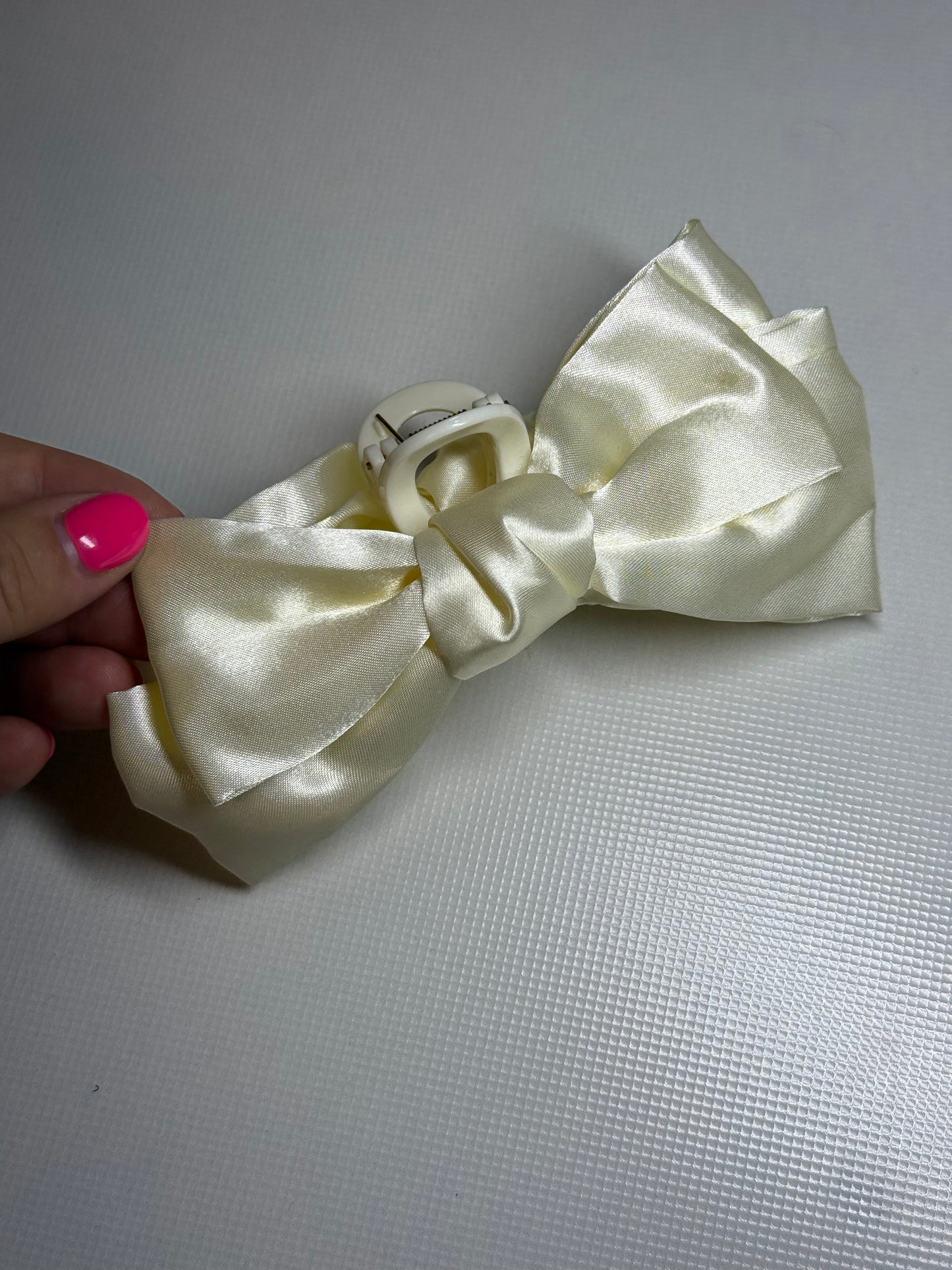 Kapkap su kaspinu kreminis