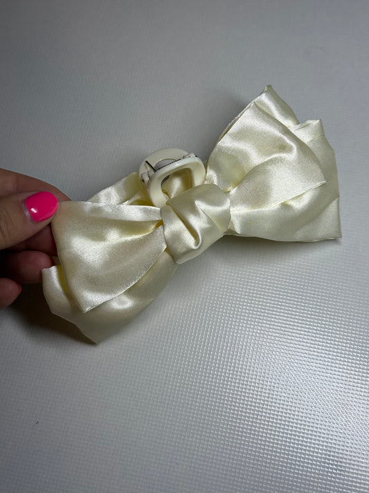 Kapkap su kaspinu kreminis