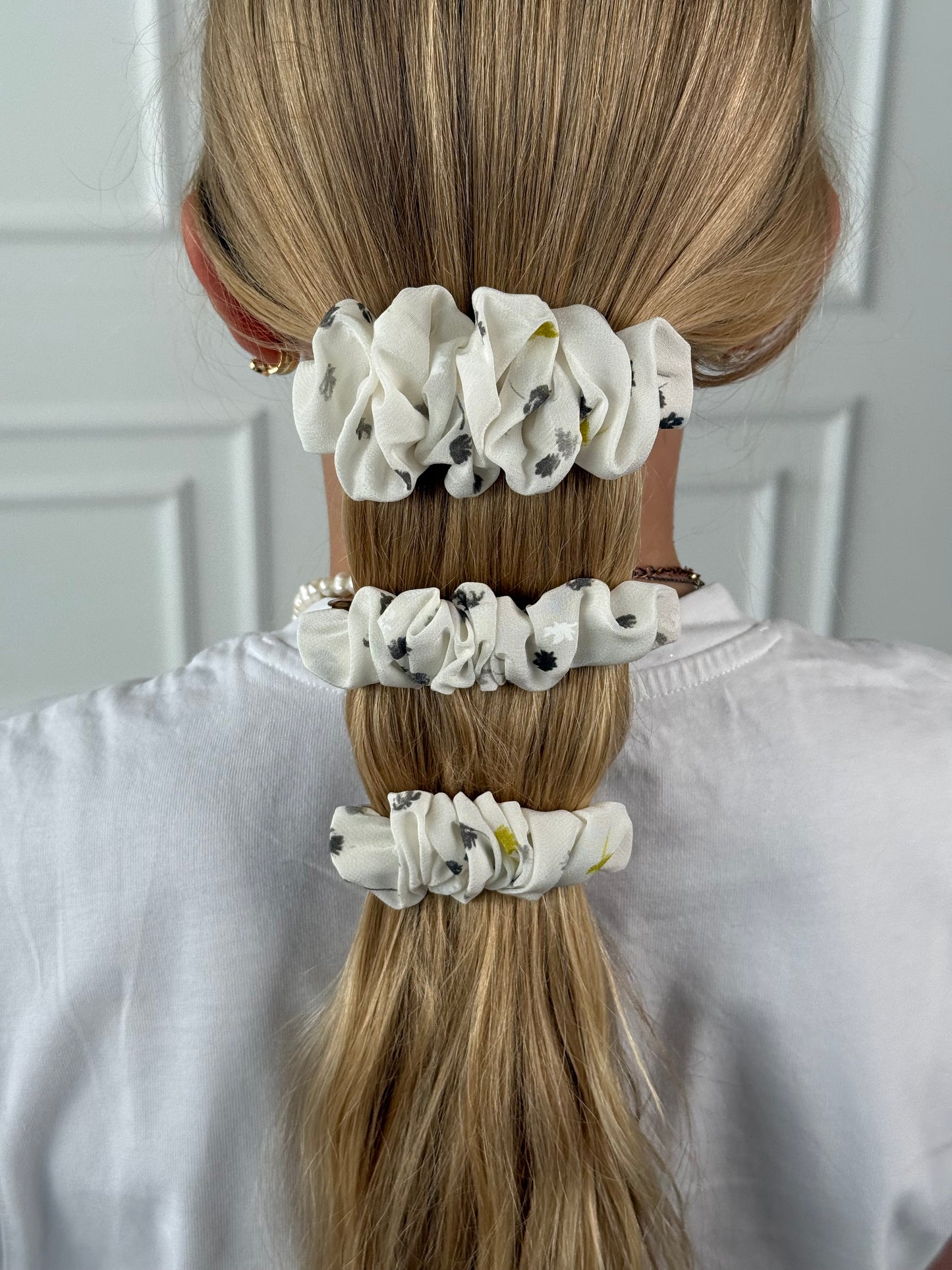 Baltas natūralaus matinio šilko segtukas raukinukas ‘lato’