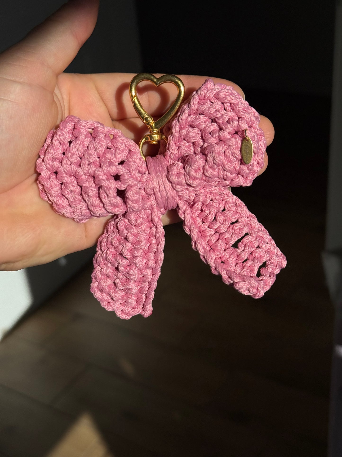 Rožinis kaspinas - raktų pakabukas