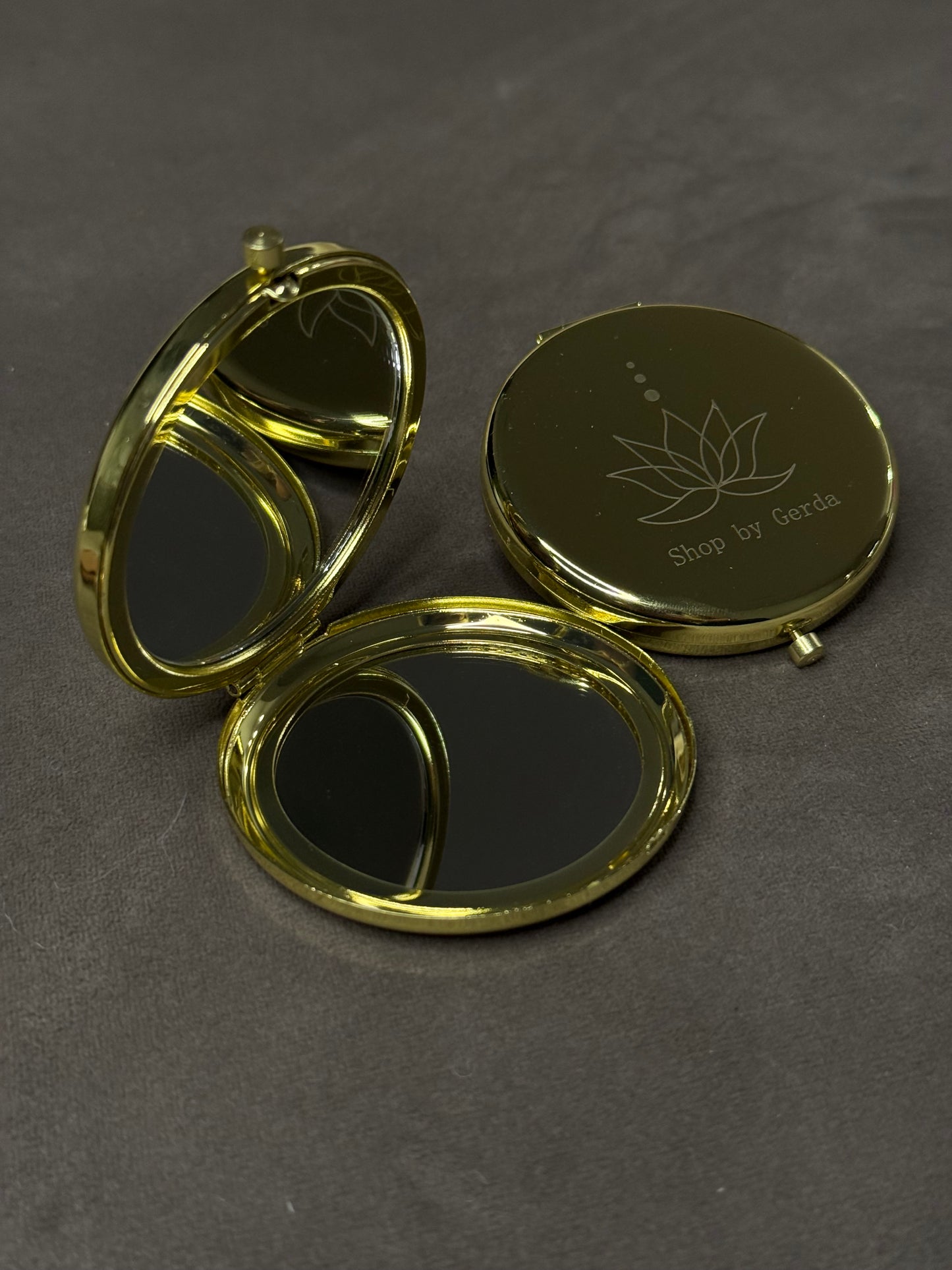 Auksinis metalinis veidrodėlis