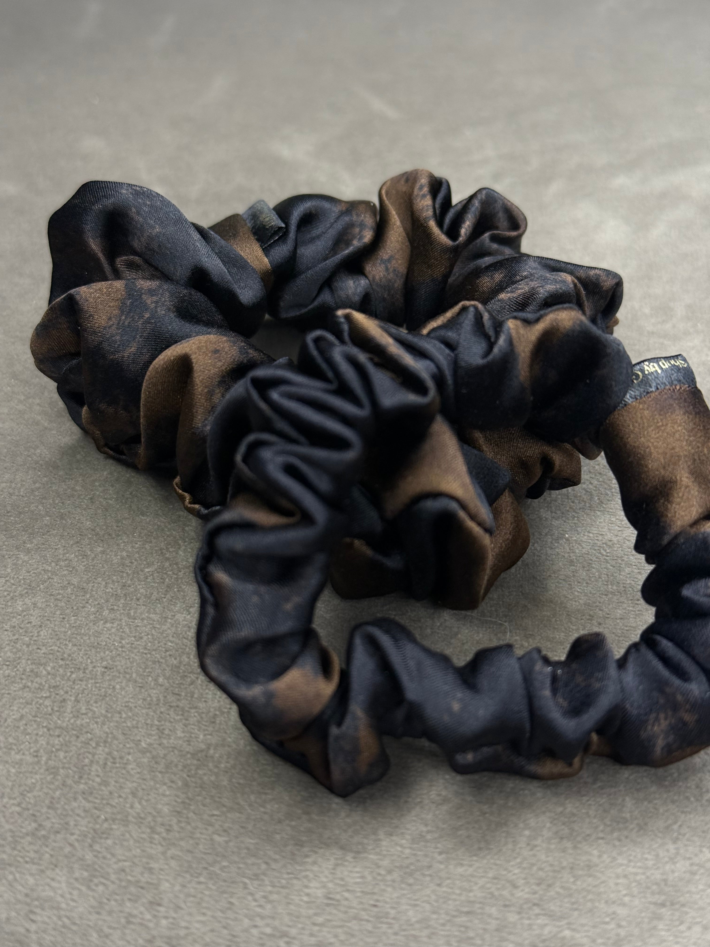 Fendi kolekcinio 100% natūralaus šilko gumelė | Juoda & Ruda