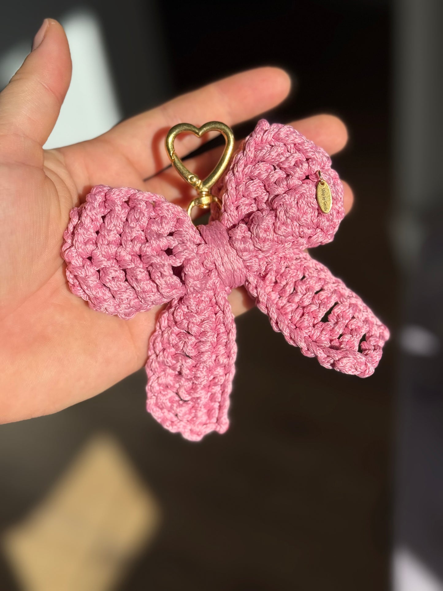 Rožinis kaspinas - raktų pakabukas