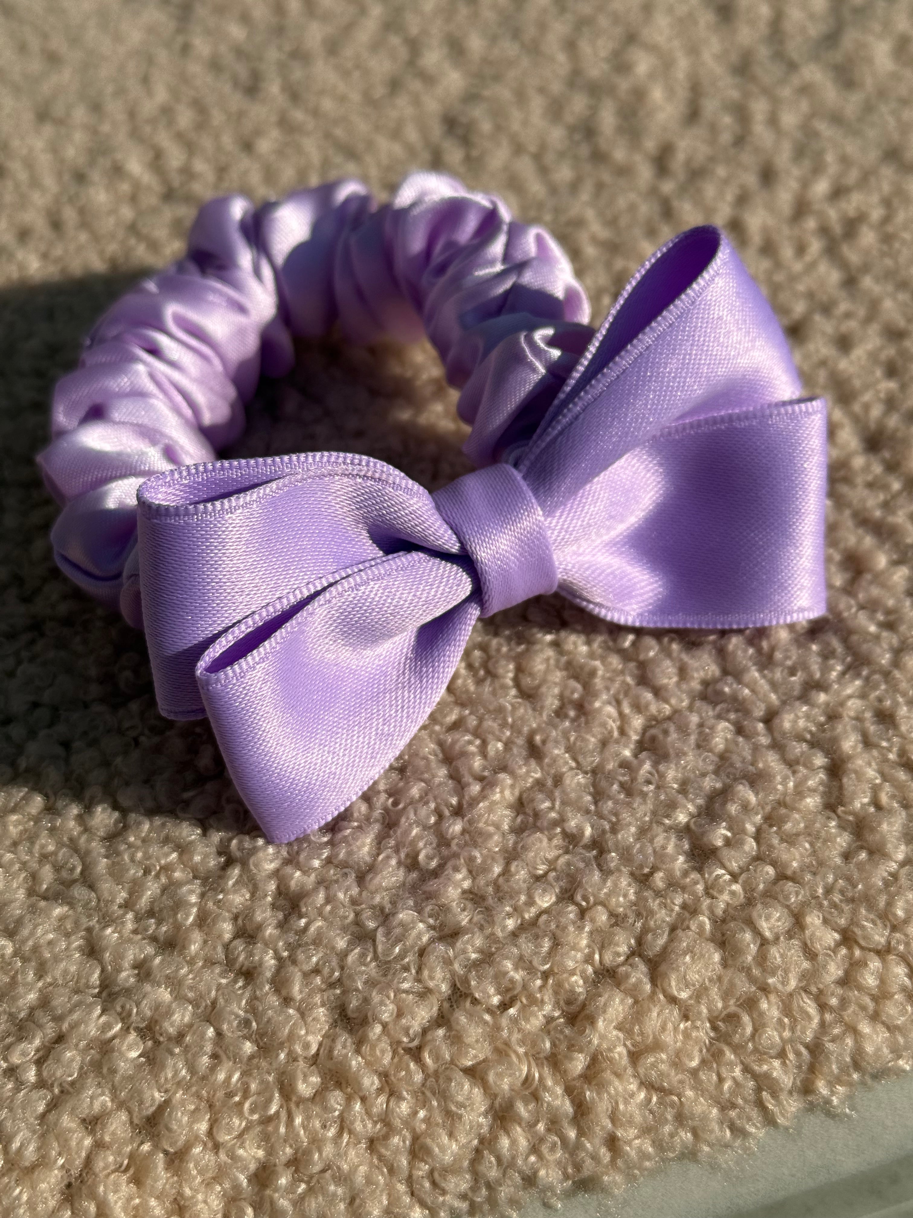 Alyvinė satino gumelė su kaspinu 💜