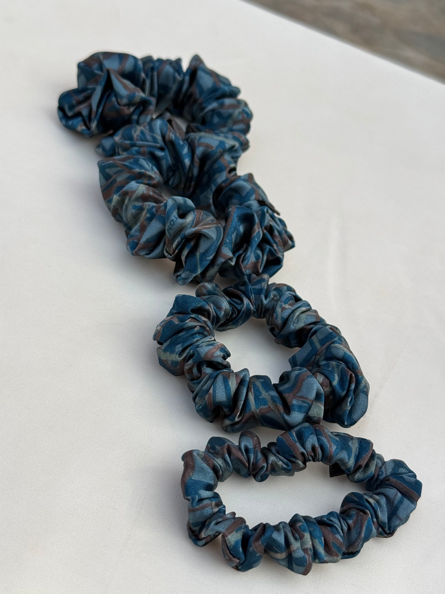 Kolekcinio 100% natūralaus šilko KITON mėlyna gumelė