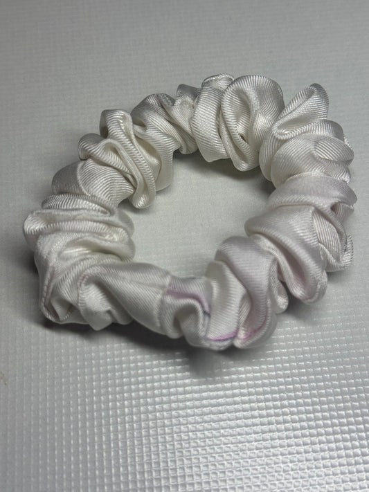 Kolekcinio 100% šilko balta su vos vos rožiniu krašteliu gumelė S dydis