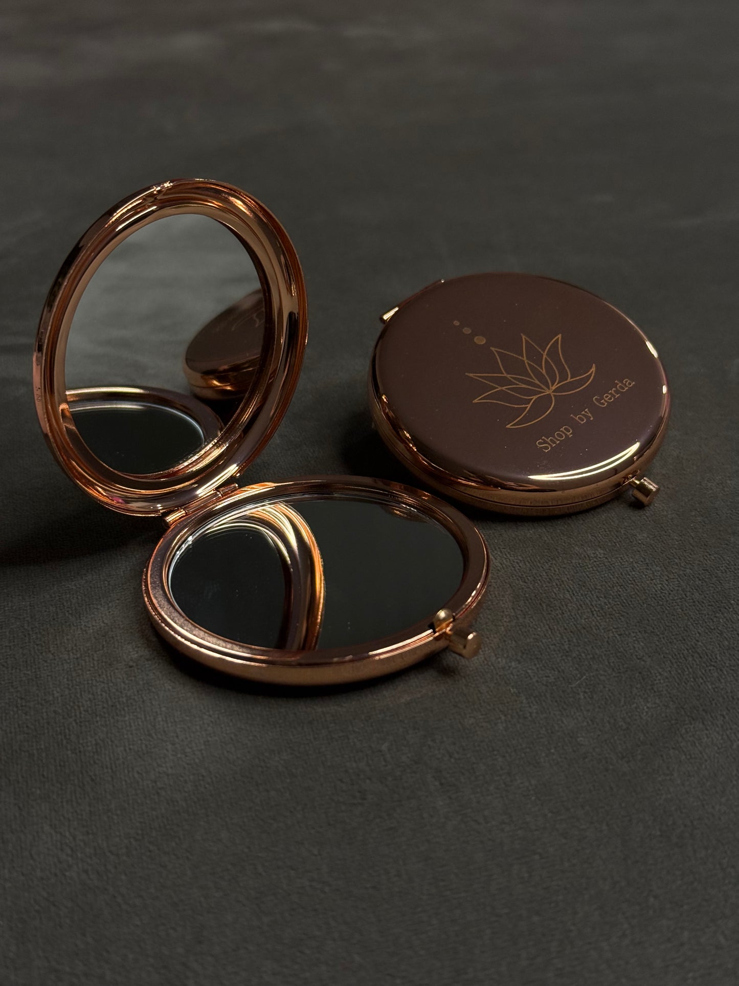 Rožinis metalinis veidrodėlis