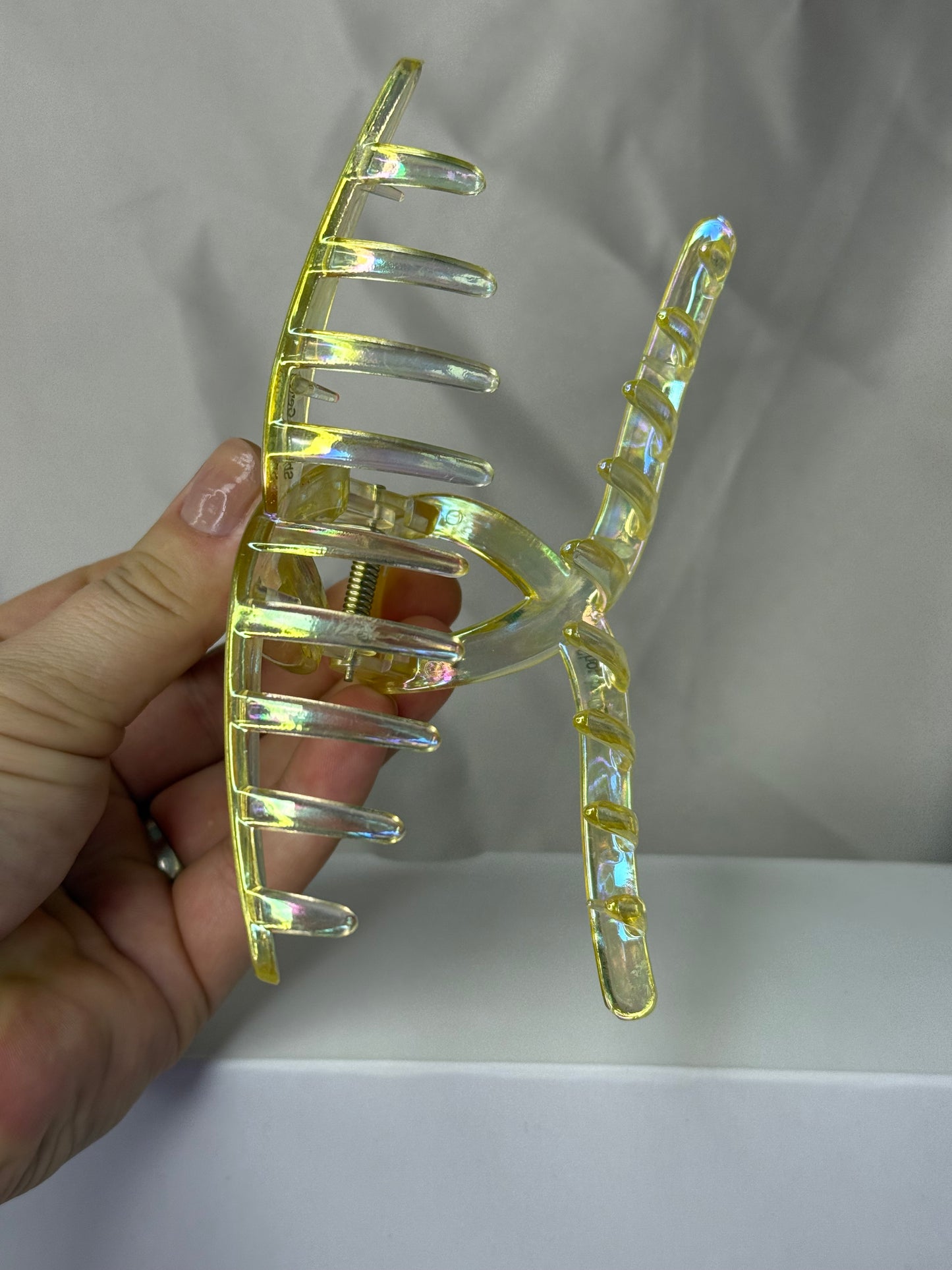 Geltona perlamutrinė kilpa 13cm