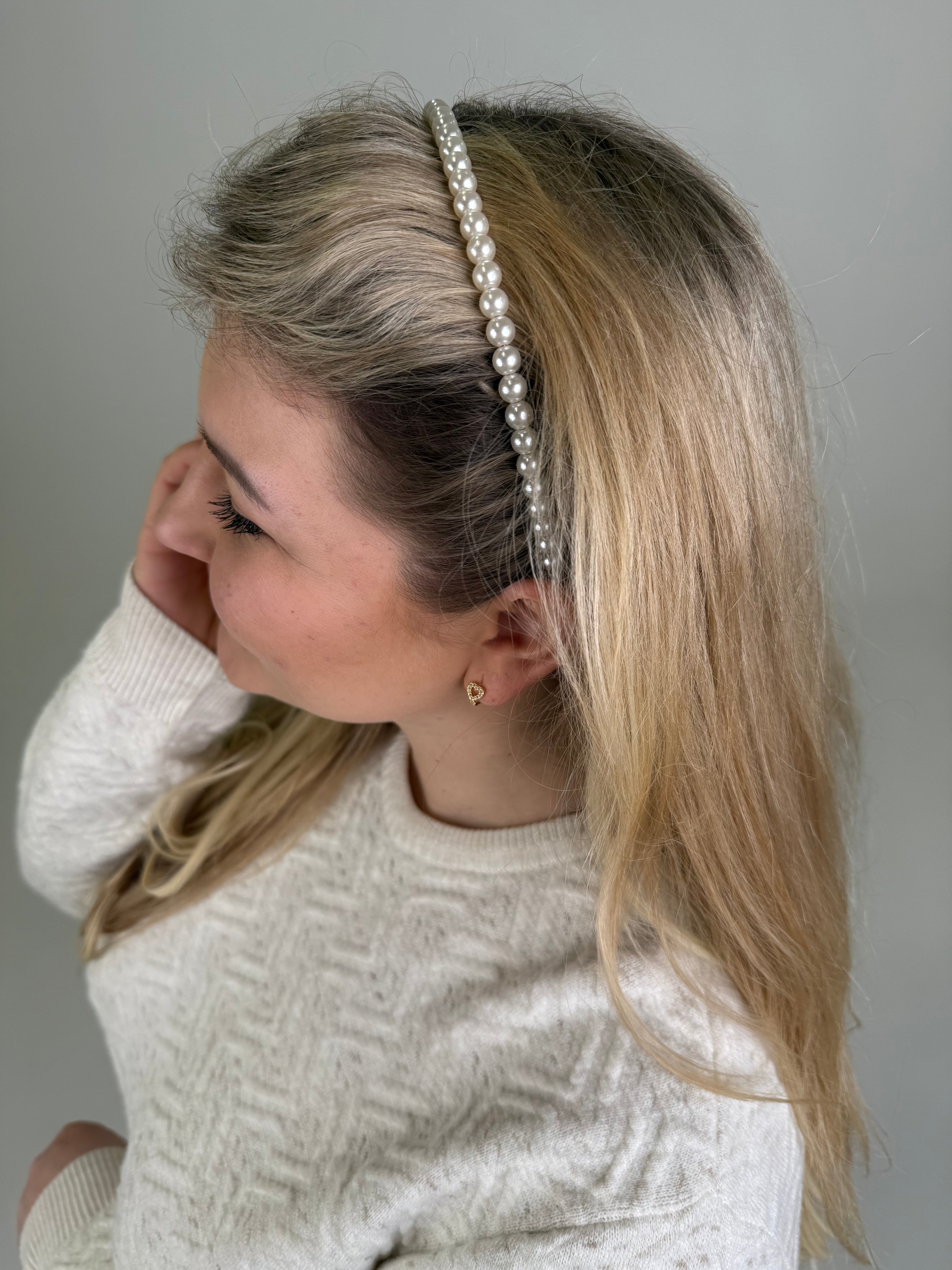 Baltų perliukų minimalistinis lankelis