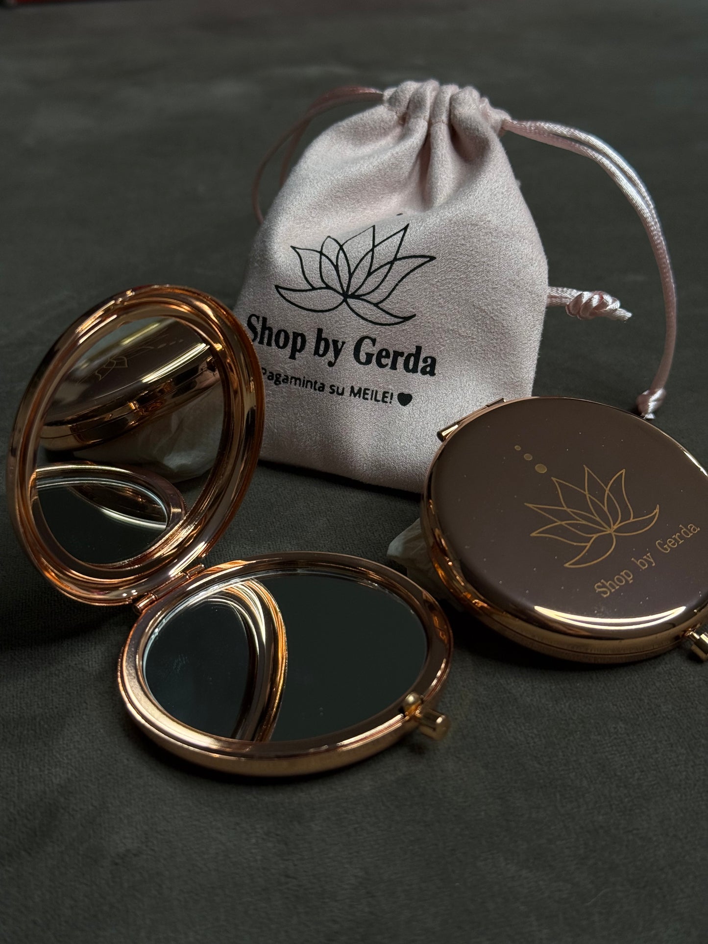 Rožinis metalinis veidrodėlis