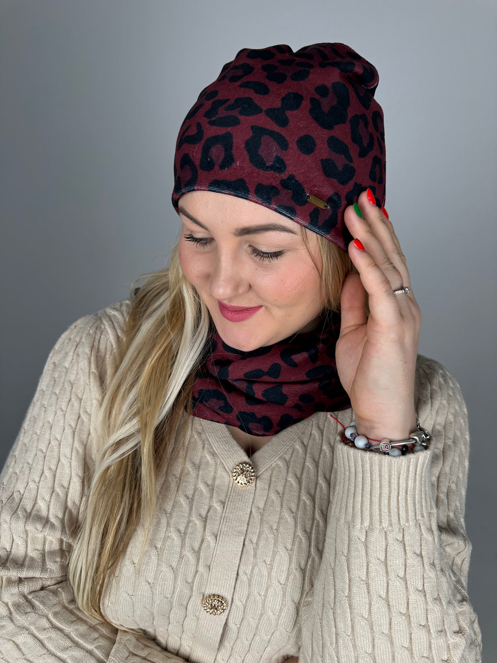 Bordo leopardo veliūro kepurė