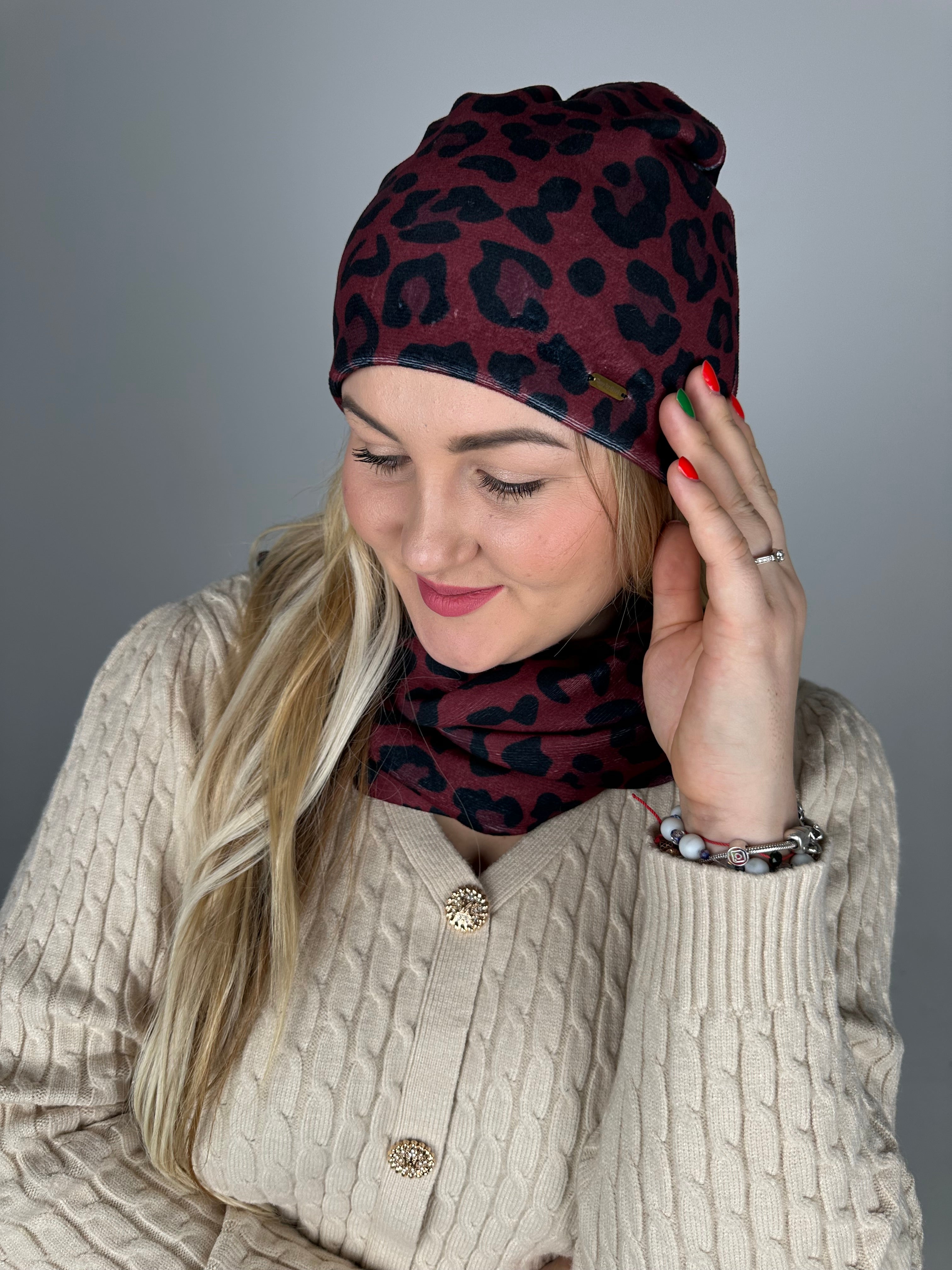 Bordo leopardo veliūro kepurė