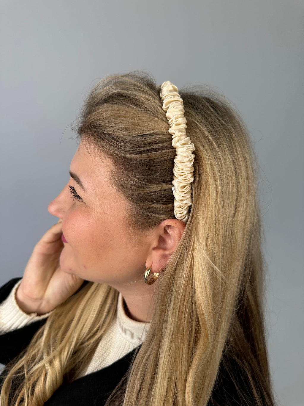 Nude natūralaus šilko plonasis lankelis