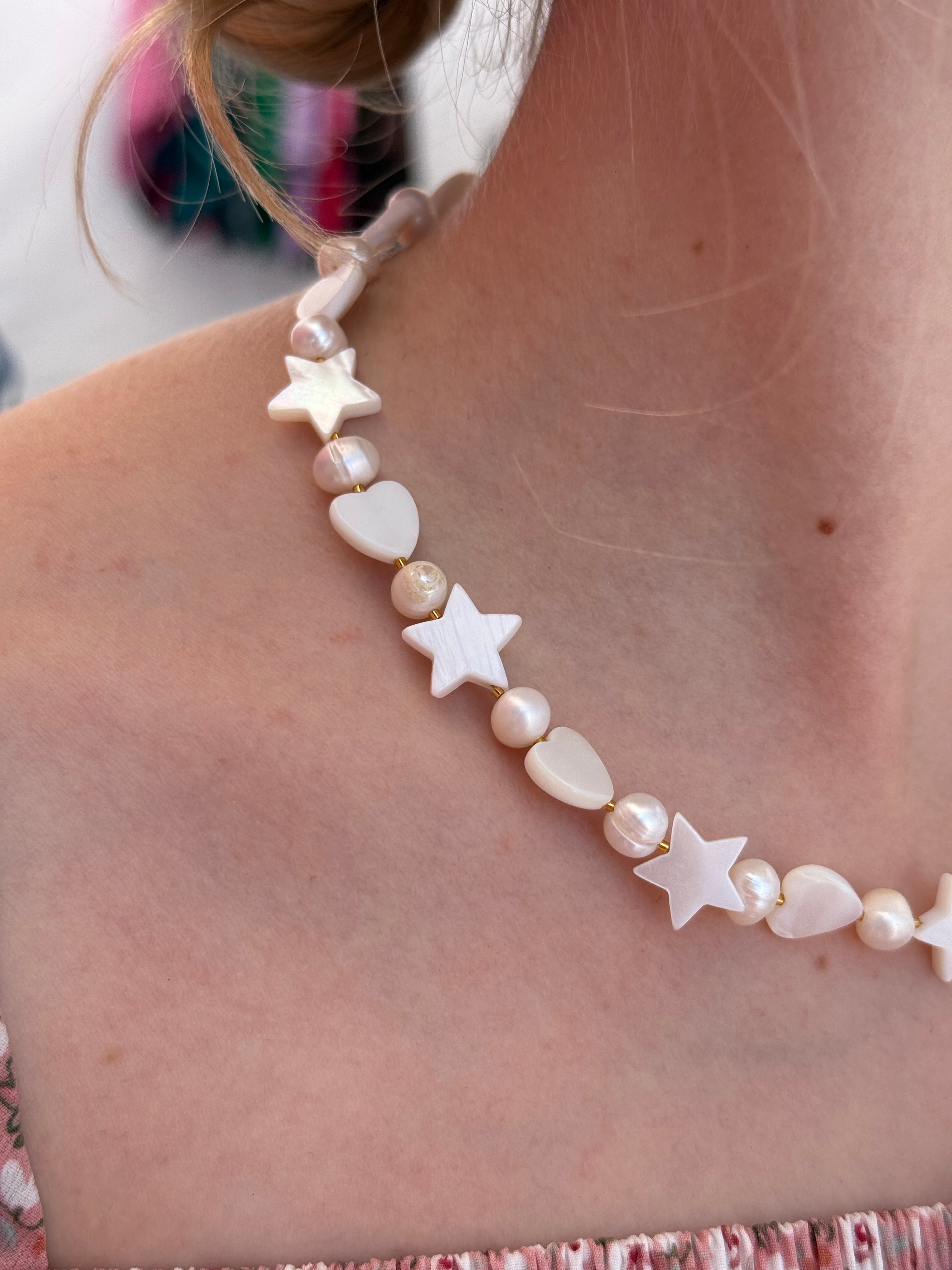 Natūralių gėlavandenių perlų vėrinys su kriauklių žvaigždutėmis ⭐️