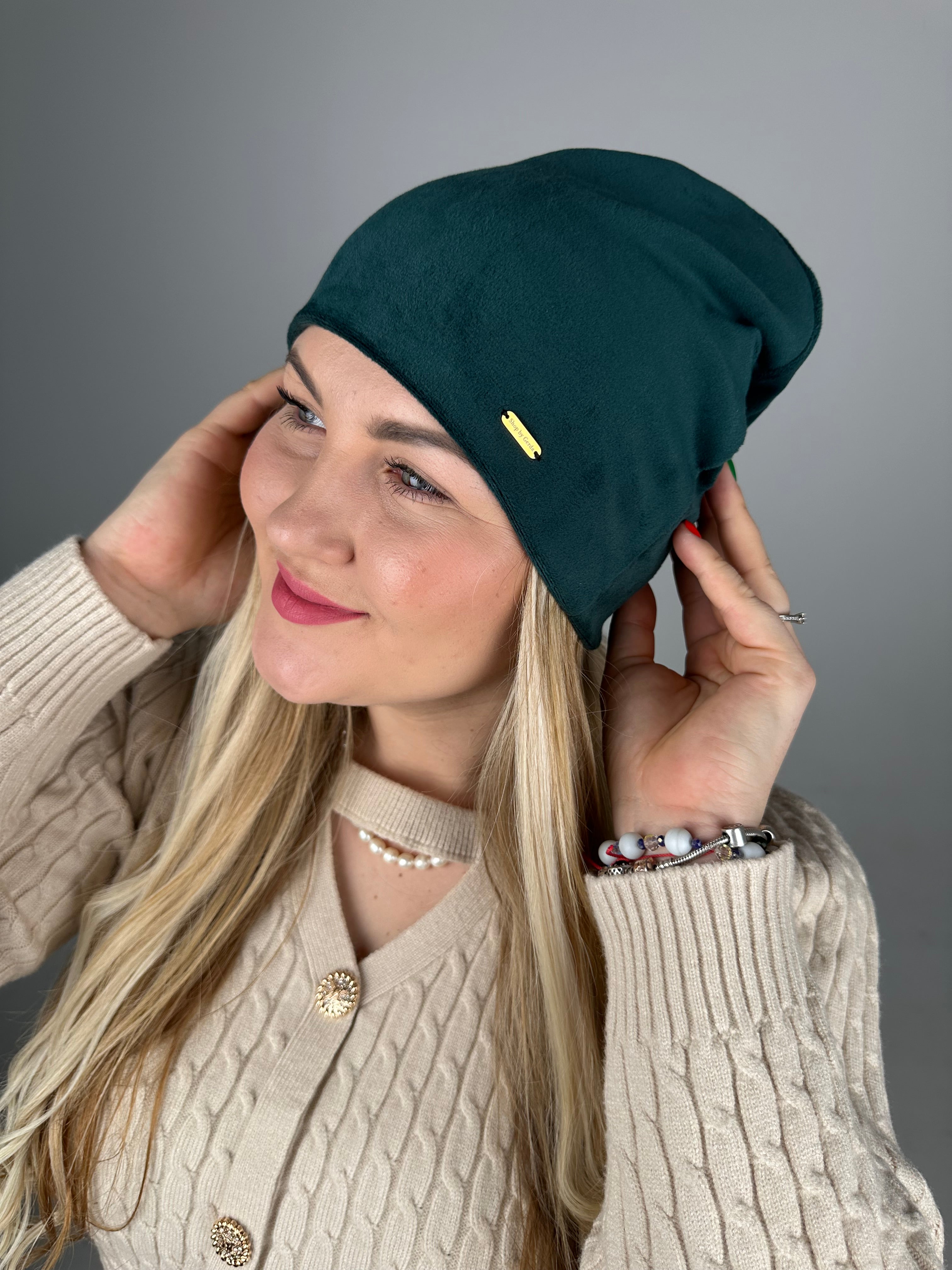 Smaragdinė veliūro kepurė