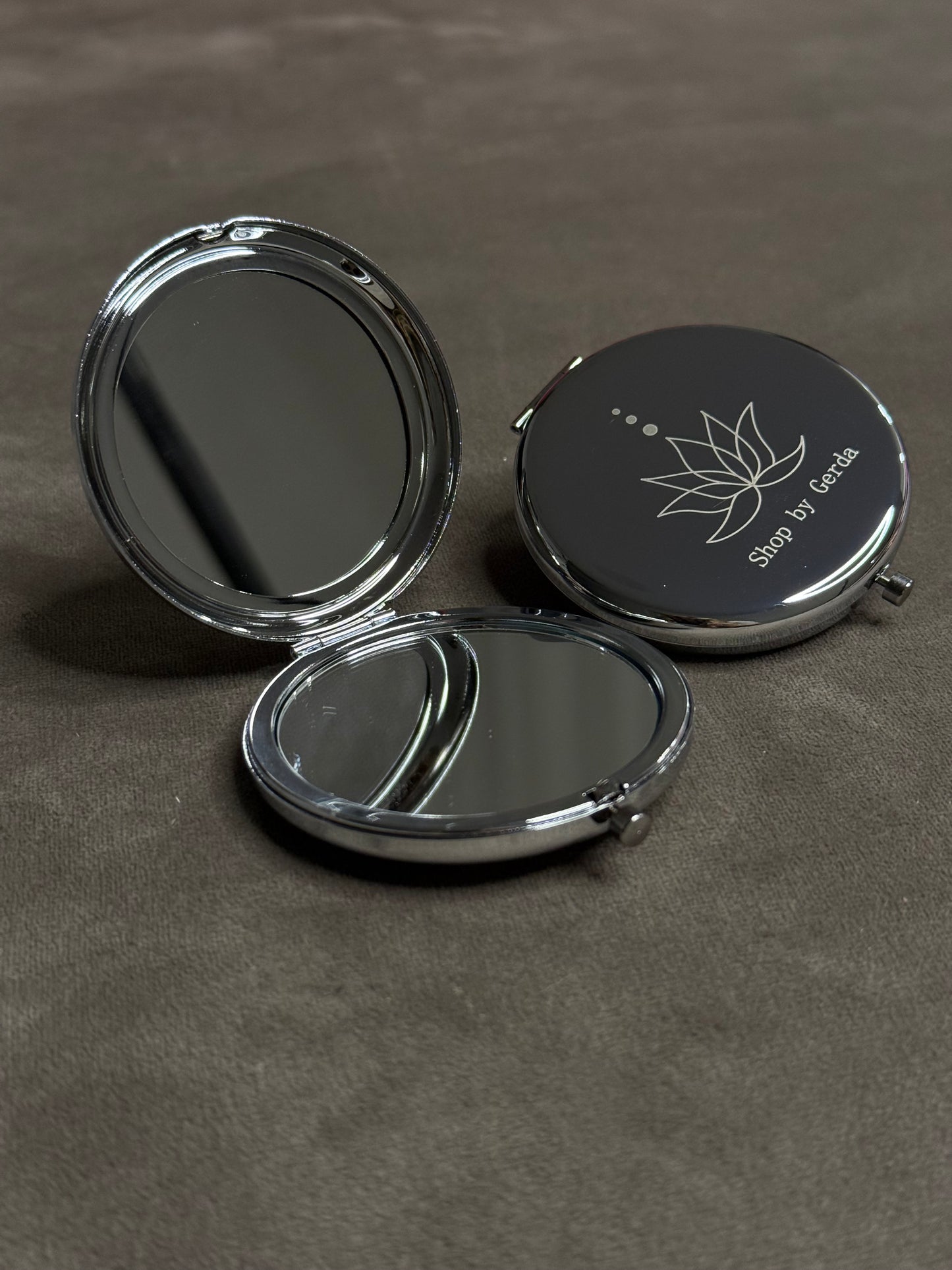 Sidabrinis metalinis veidrodėlis