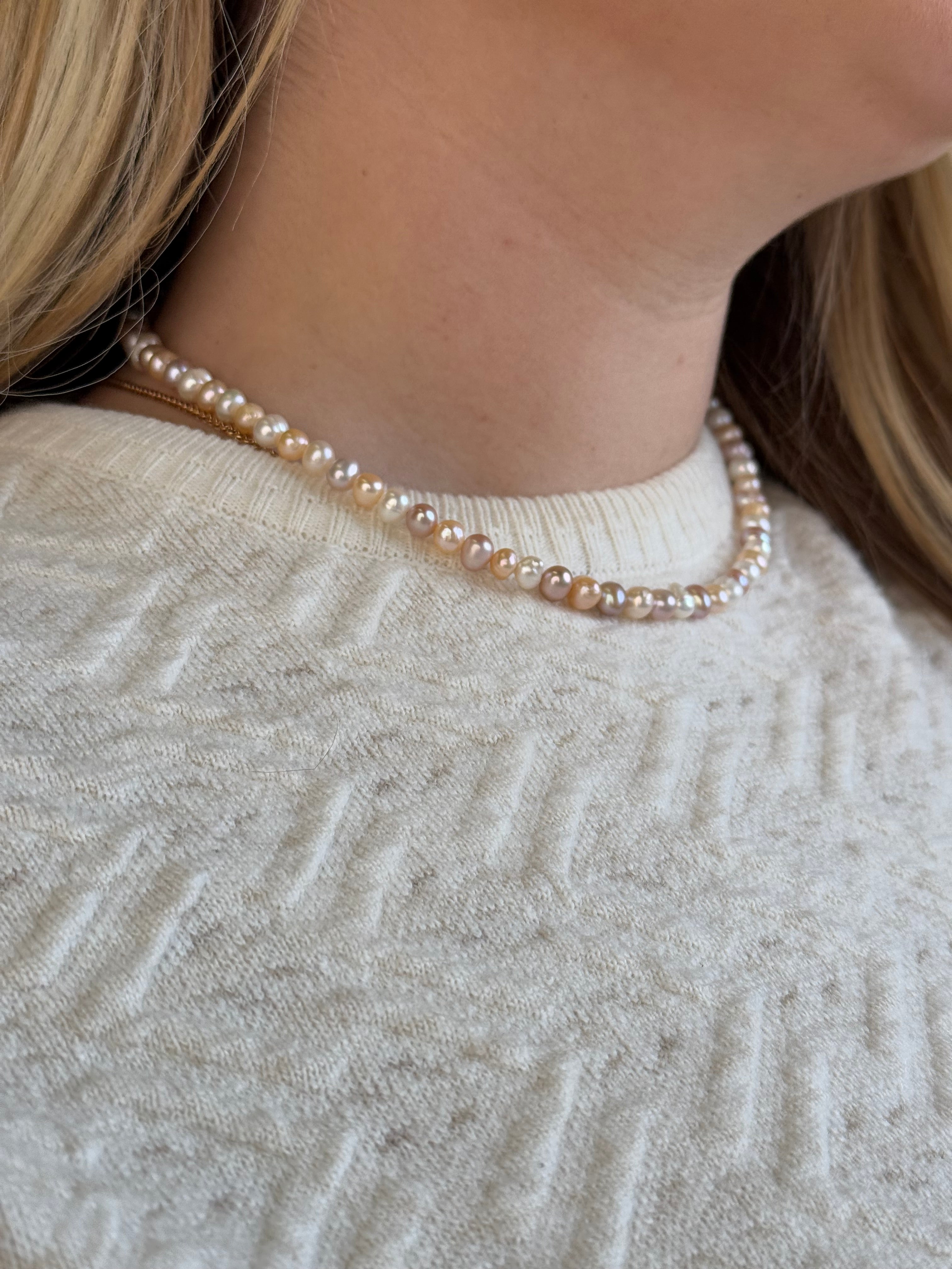 Natūralių gėlavandenių perlų vėrinys su sidabro 925° užsegimais