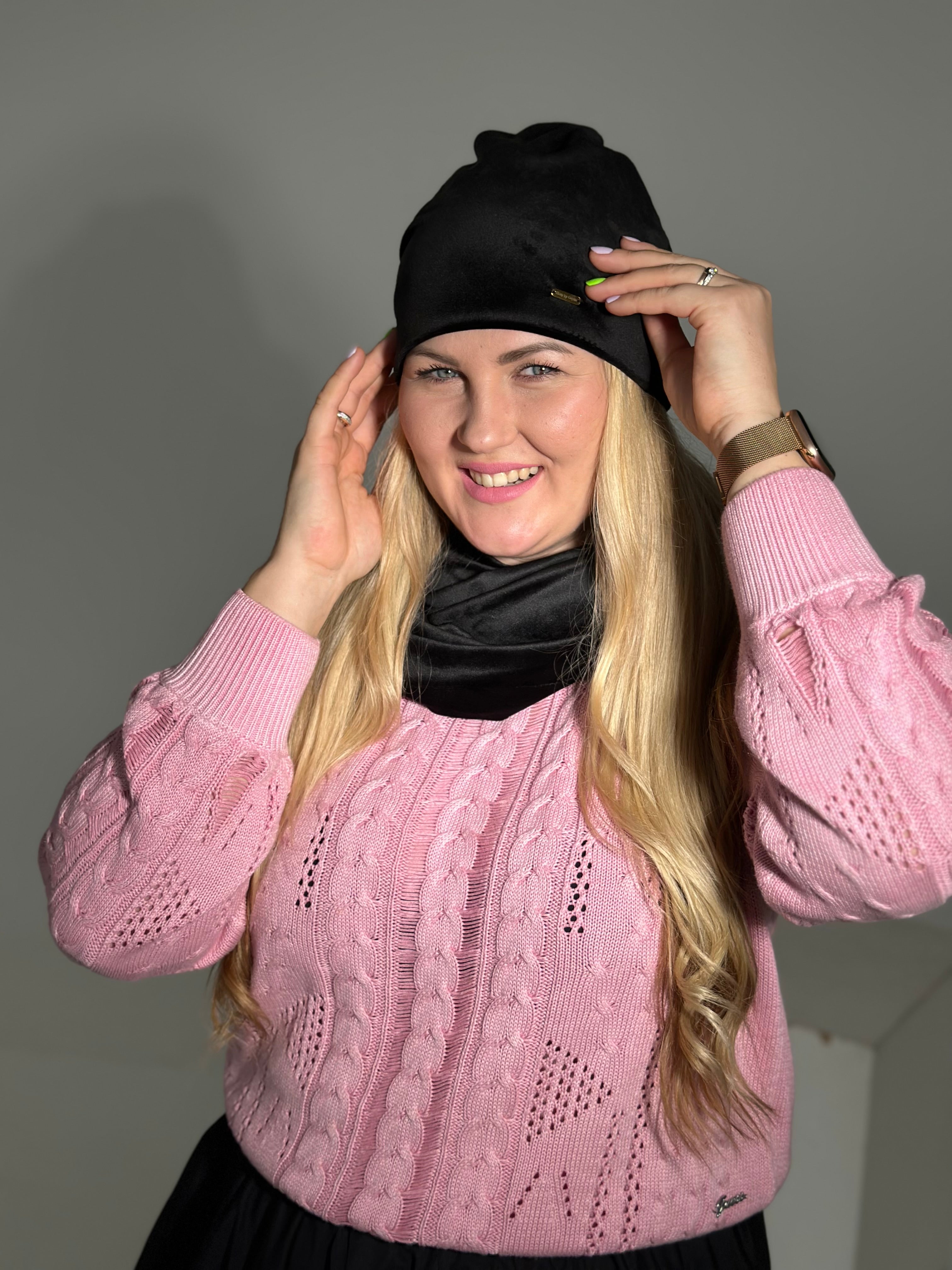Juoda veliūro kepurė