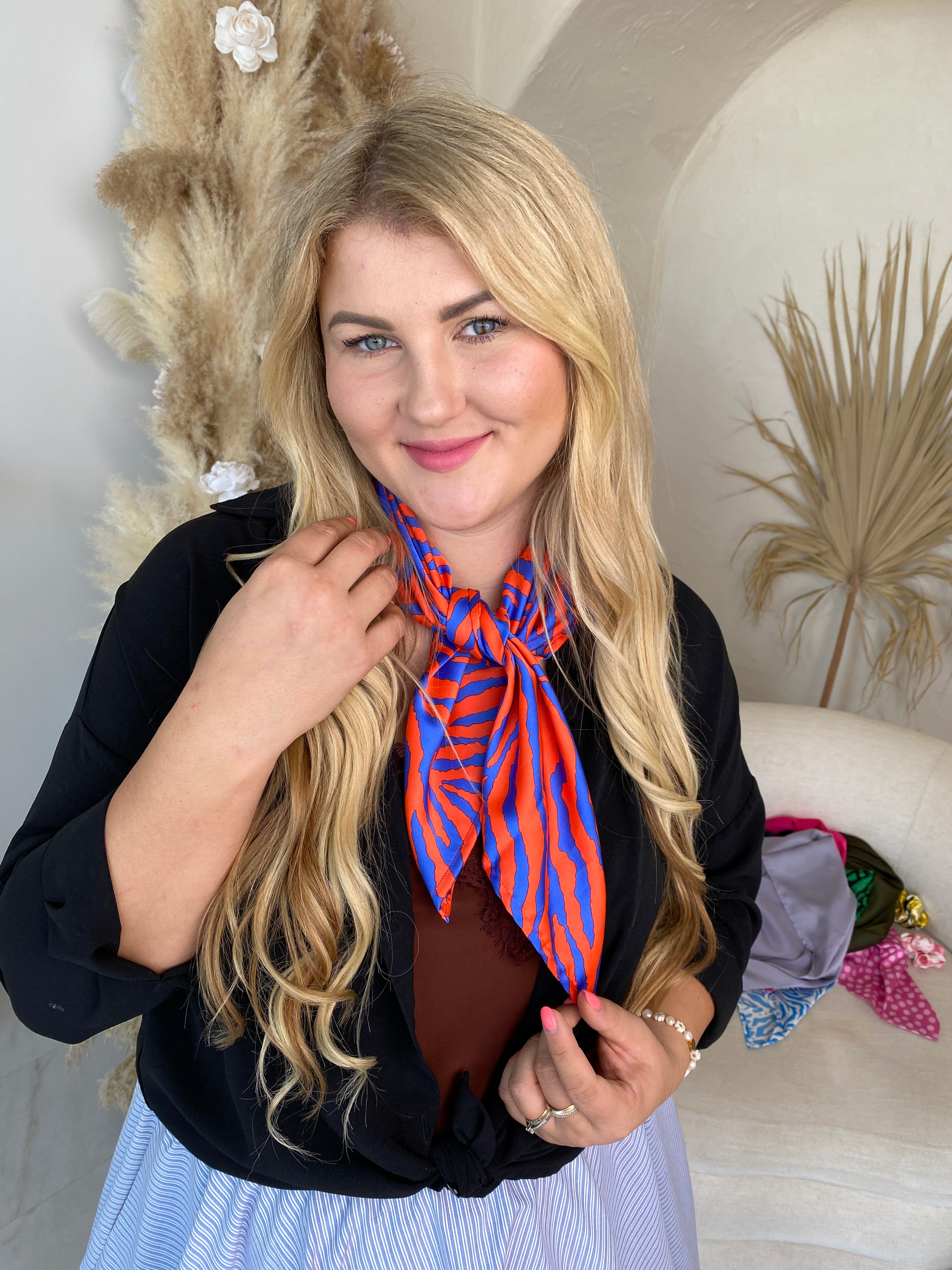 Zebriuko rašto mėlyna oranžinė skarelė 🐅