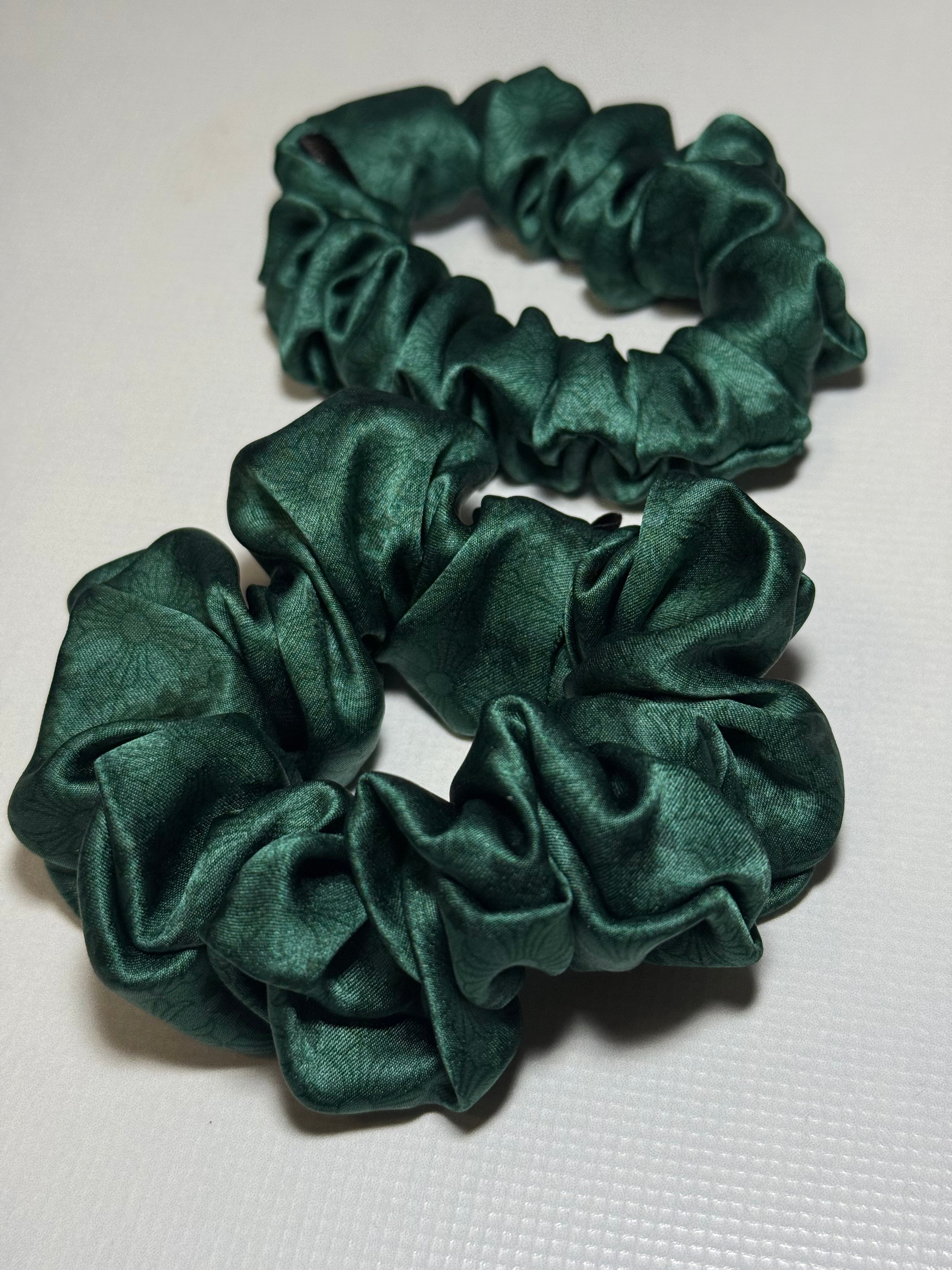 Kolekcinio 100% natūralaus šilko smaragdinė gumelė FLOWER