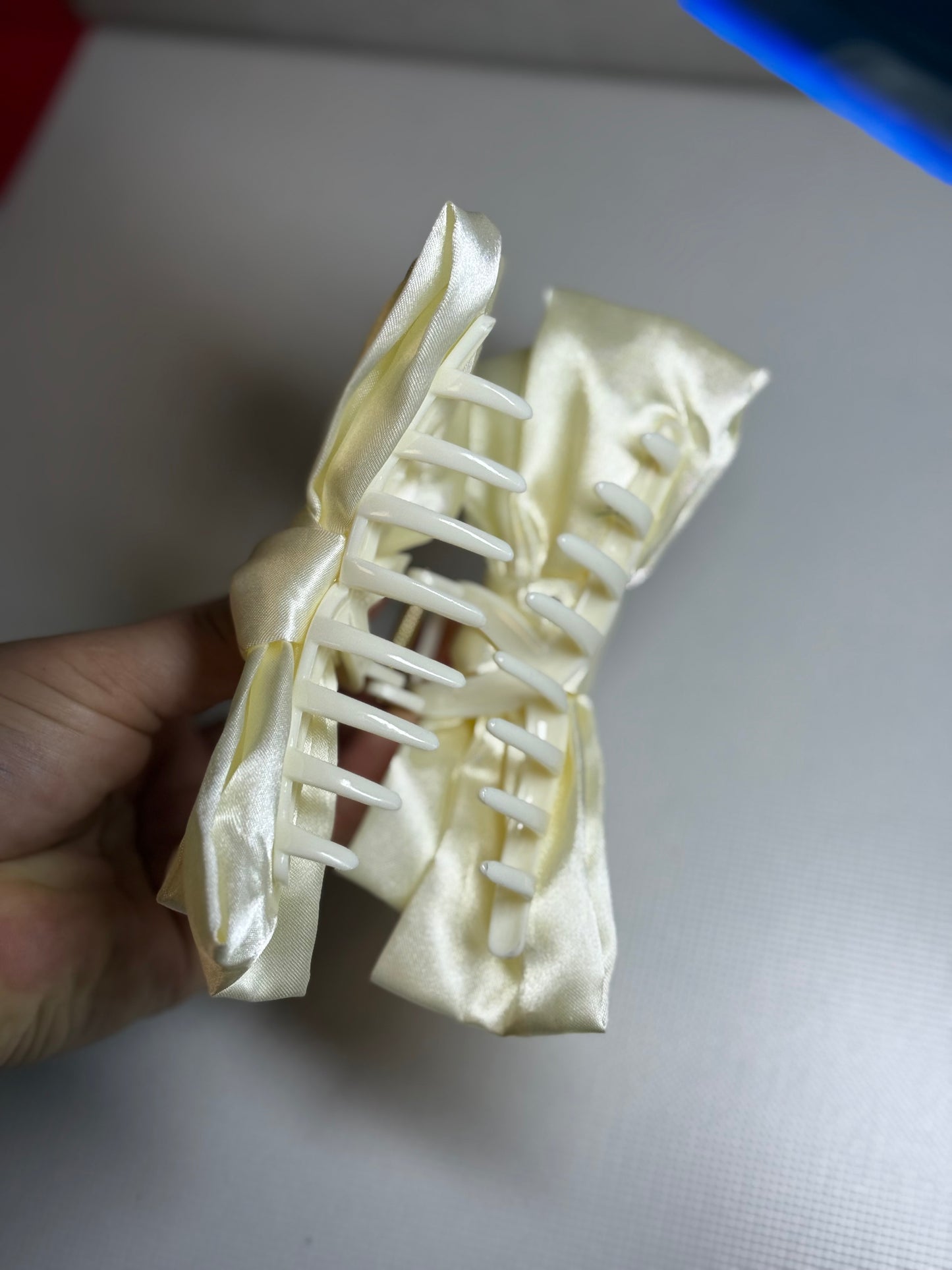 Kapkap su kaspinu kreminis