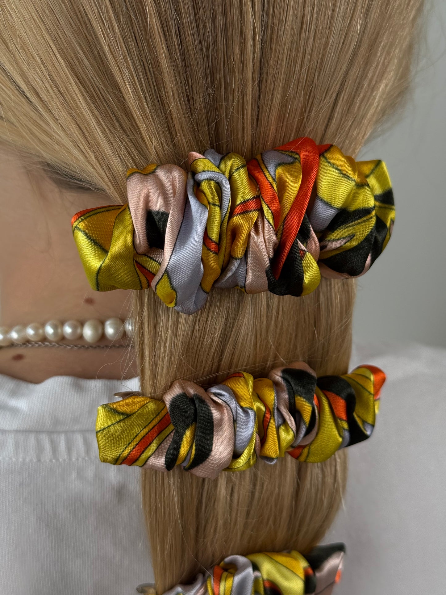 Natūralaus šilko segtukas raukinukas ‘DYNASTY’