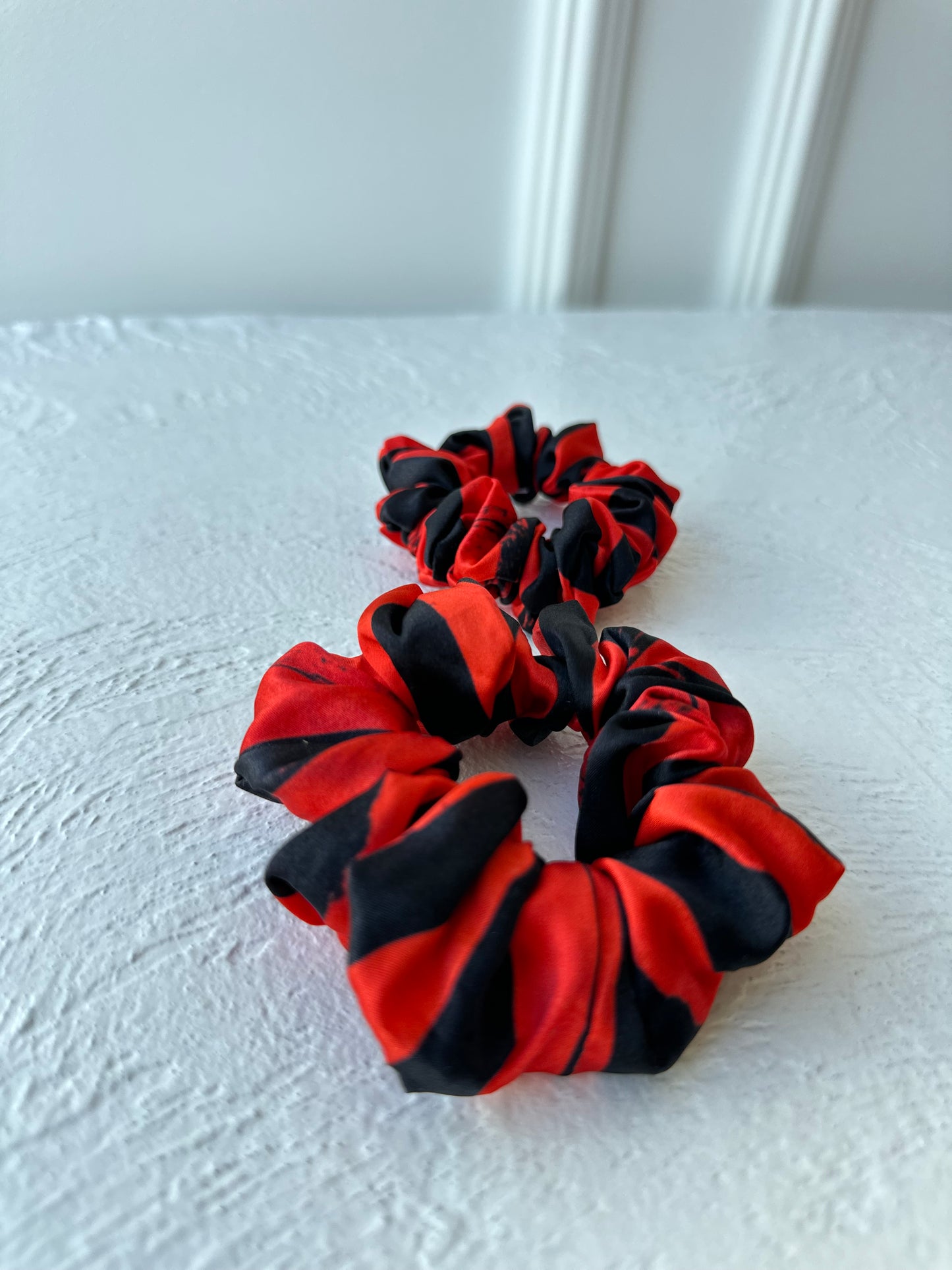 Kolekcinio šilko raudona & juoda natūralaus 100% šilko gumelė