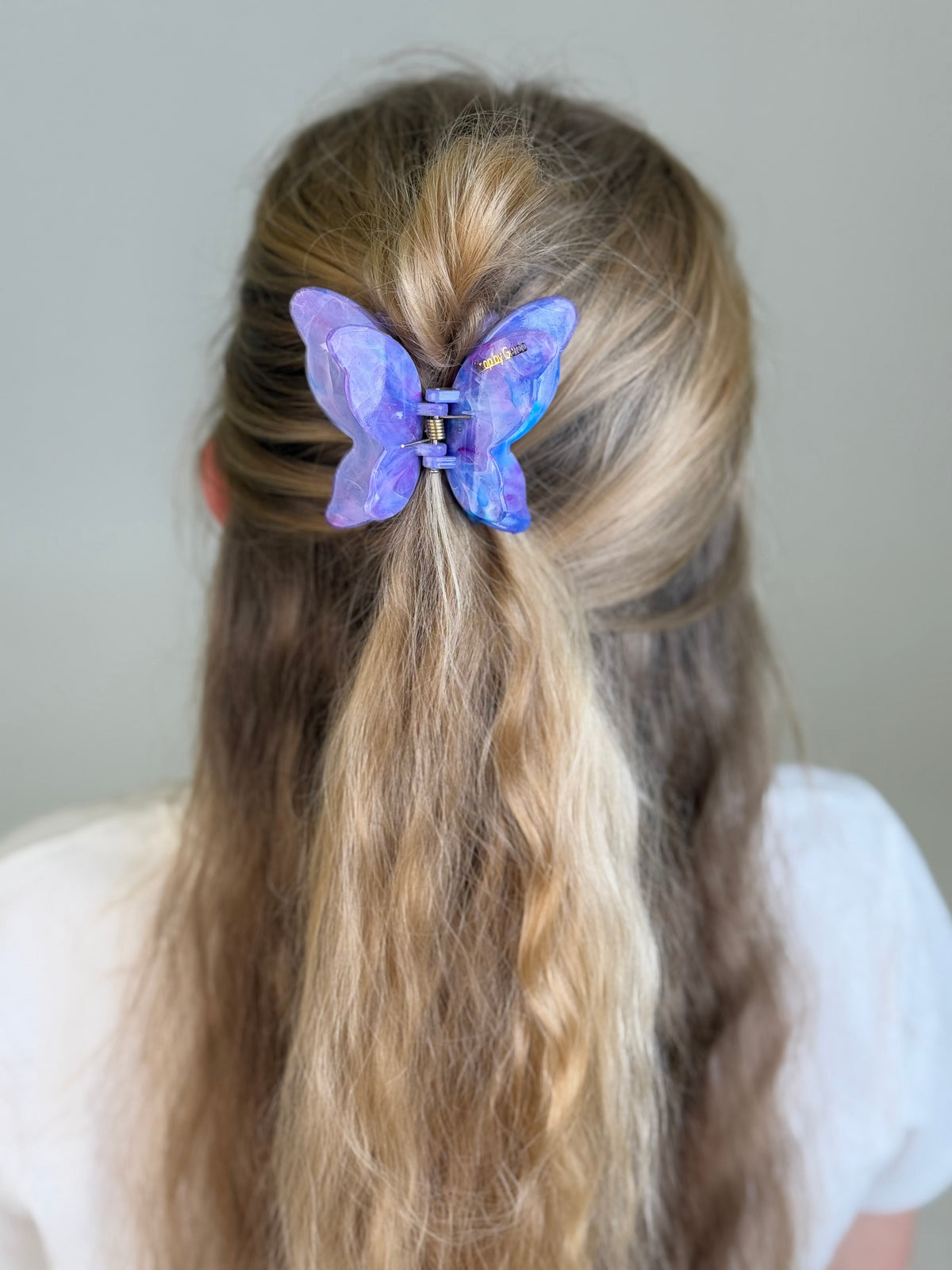 Šviesiai alyvinis drugelis kapkap