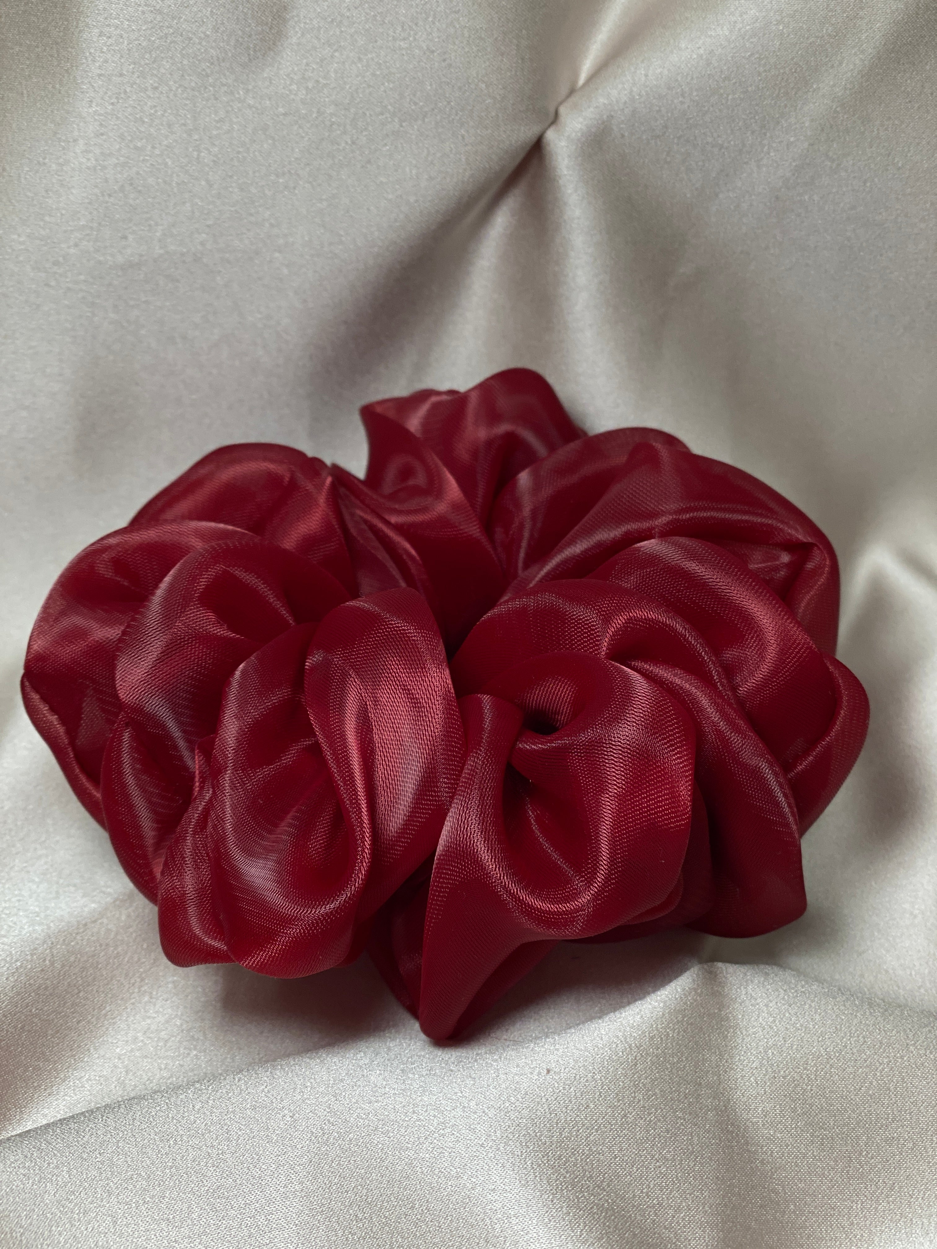 Bordo organzos gumelė