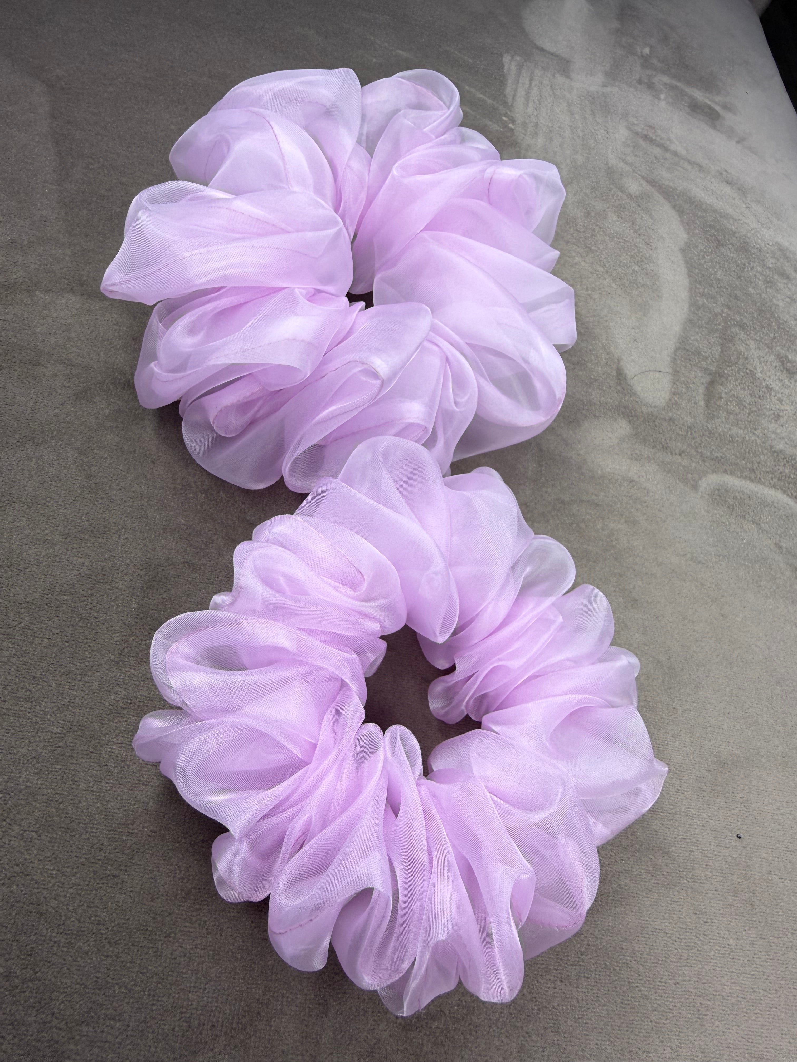 Šviesi alyvinė organzos gumelė