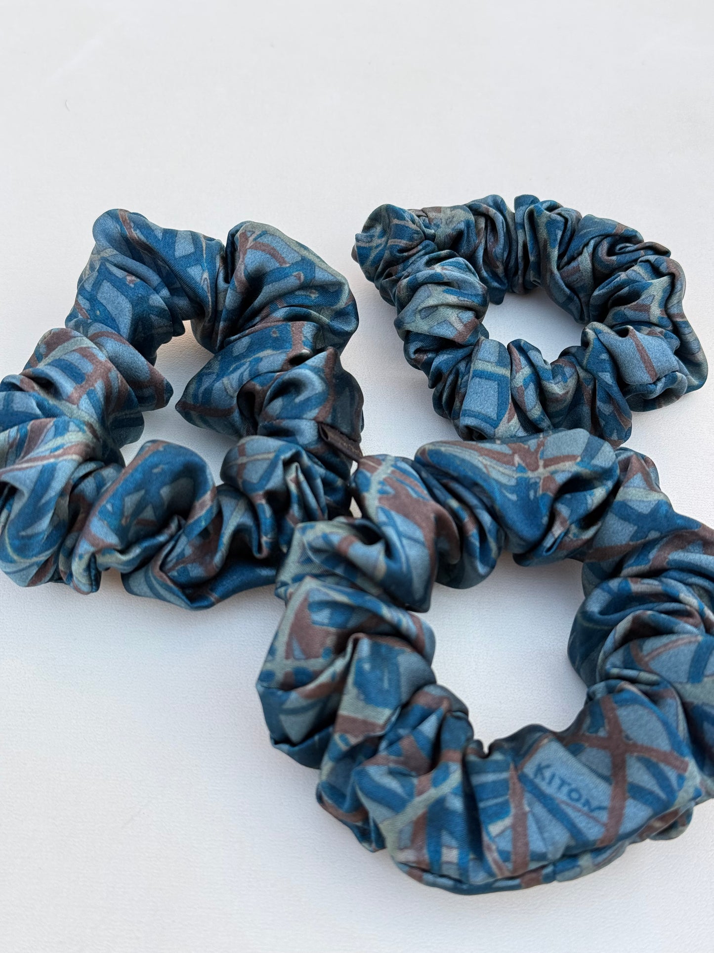 Kolekcinio 100% natūralaus šilko KITON mėlyna gumelė