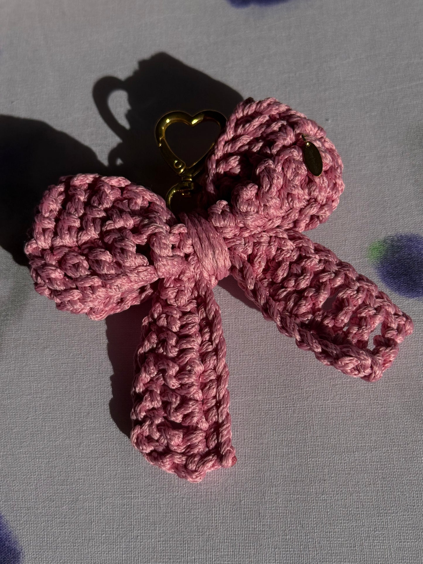 Rožinis kaspinas - raktų pakabukas