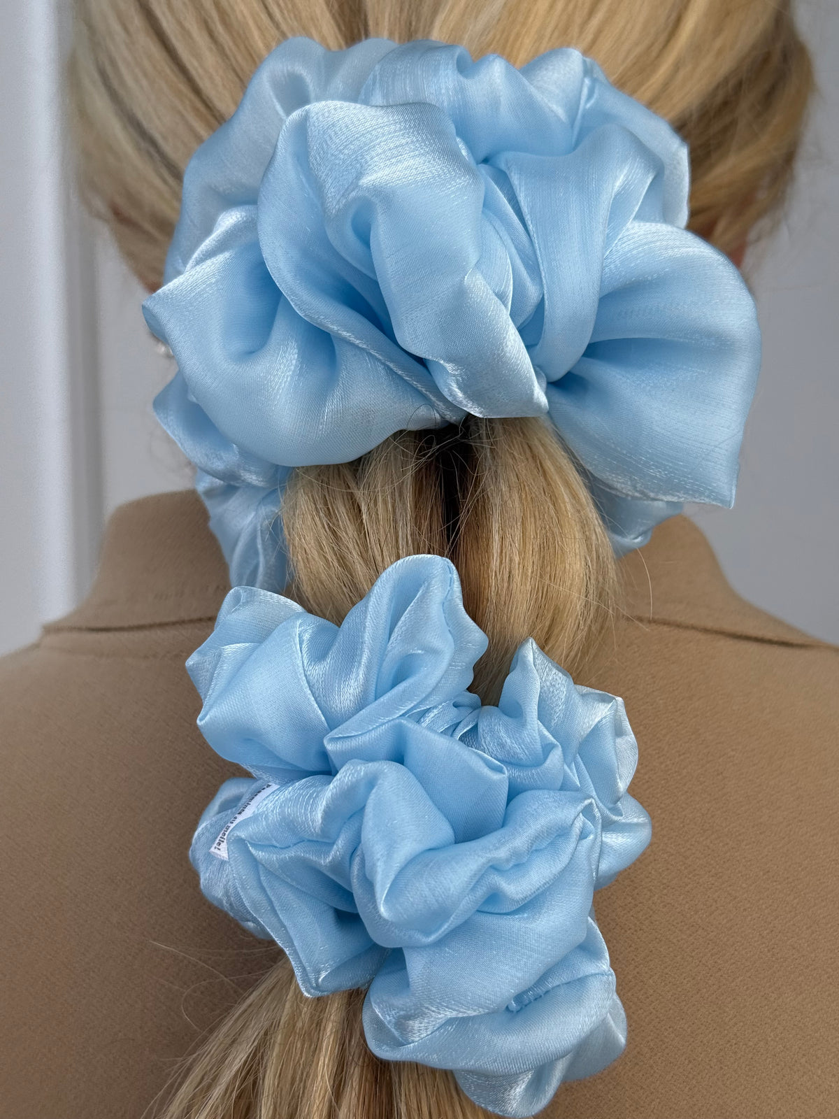 Baby blue perlamutrinė organzos gumelė