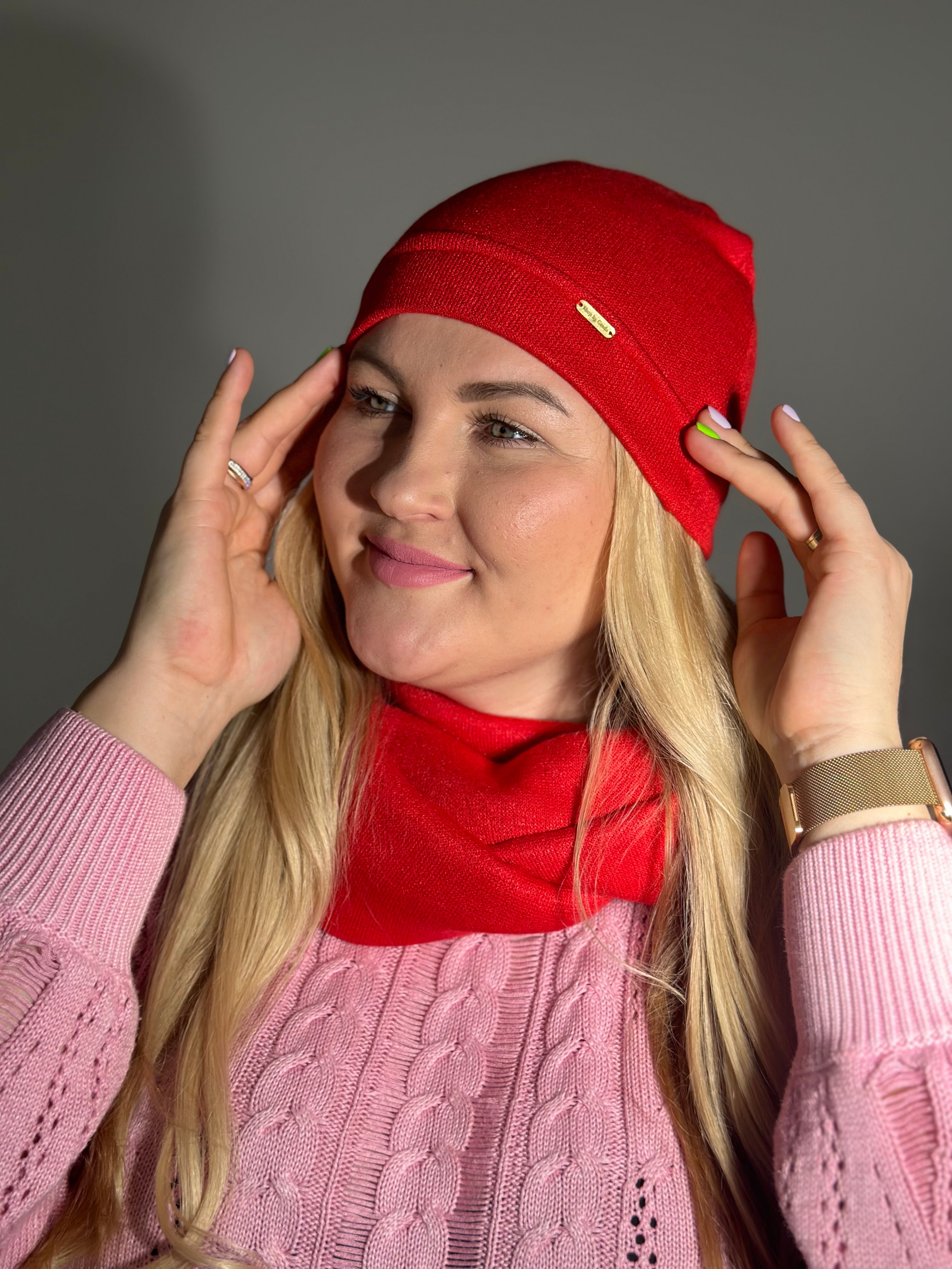 Merino vilnos raudona vienguba kepurė