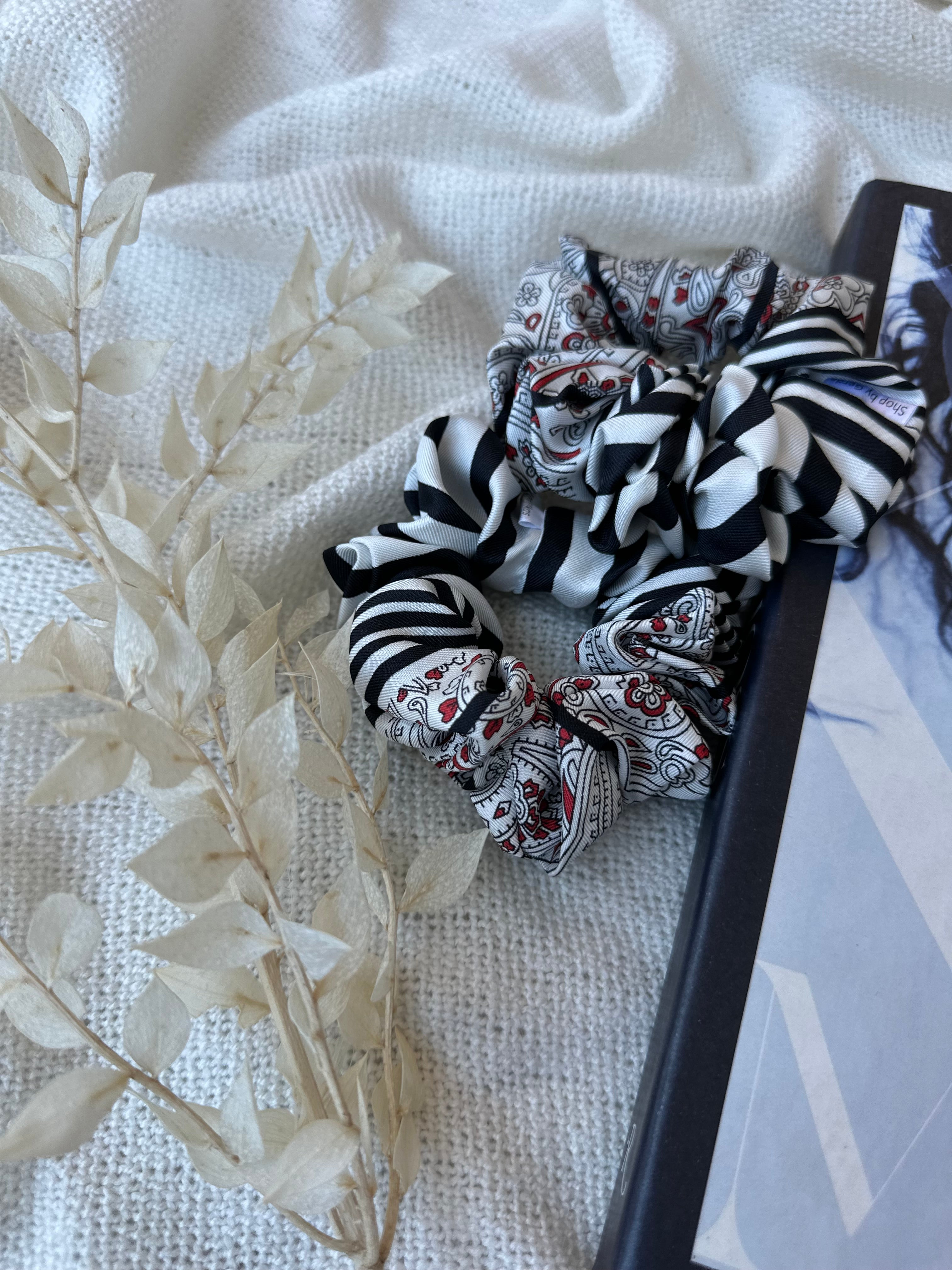 Kolekcinio šilko juoda su ornamentais natūralaus 100% šilko gumelė