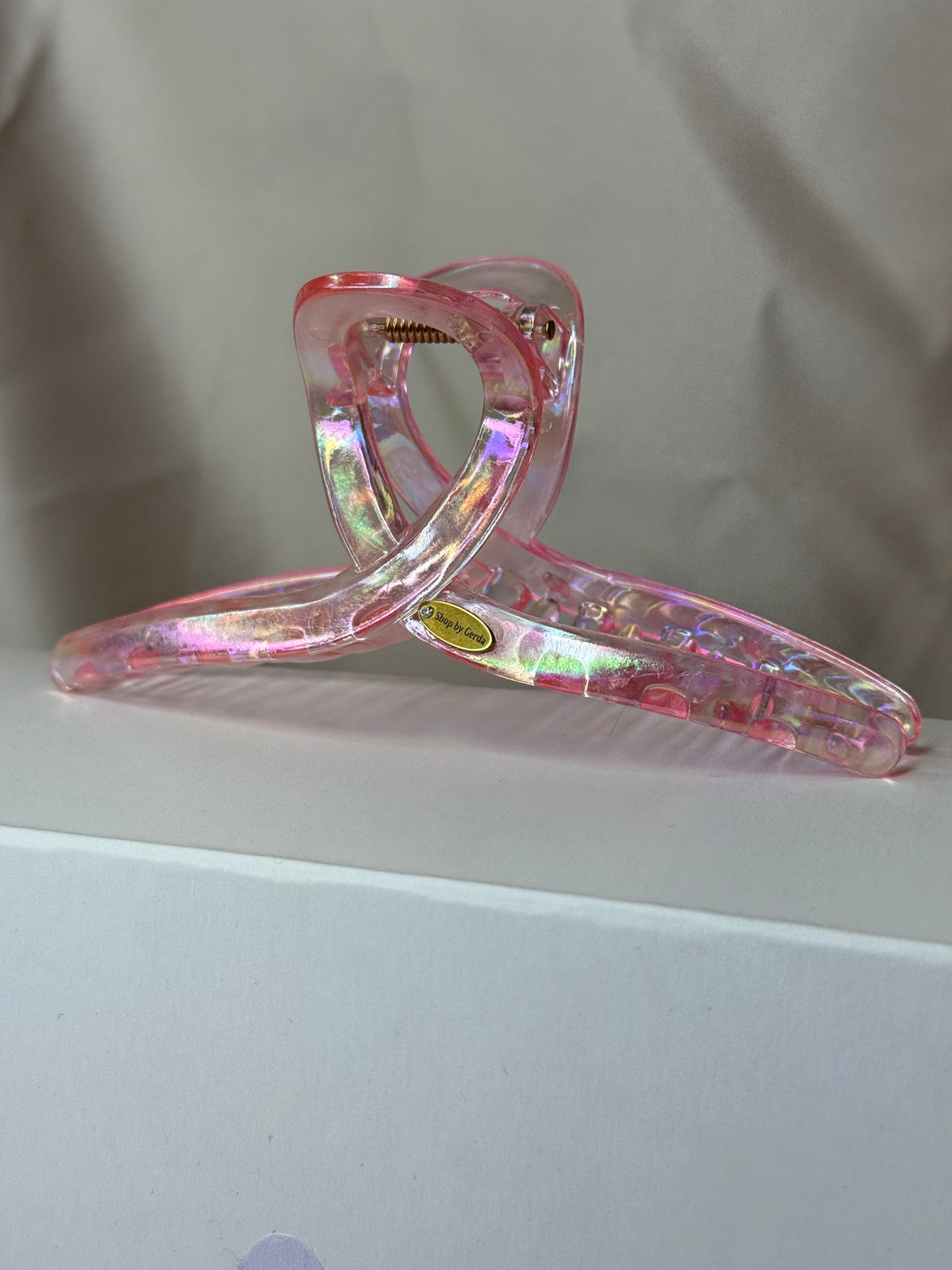 Skaidri rožinė perlamutrinė kilpa 13cm