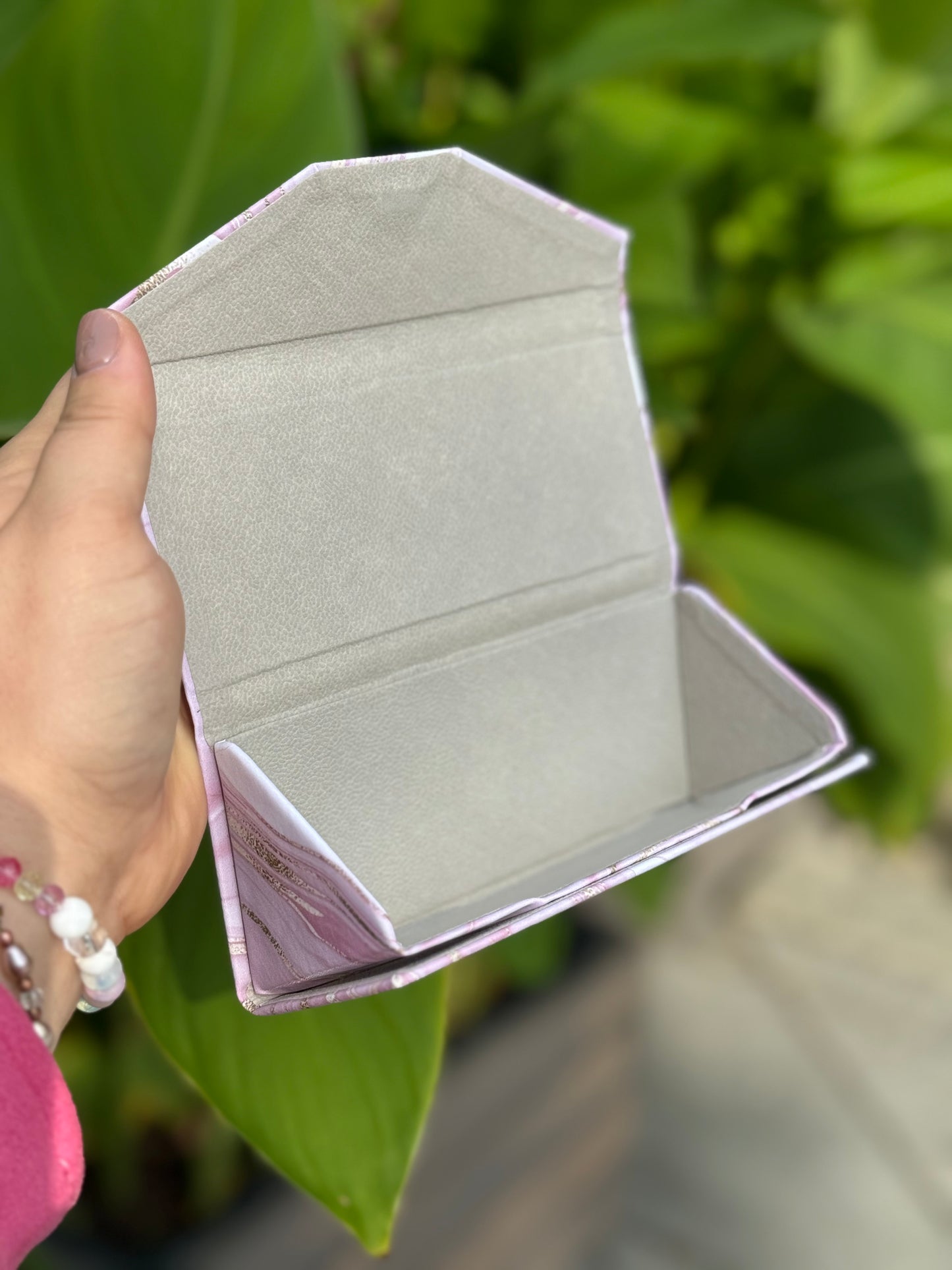 Akinių dėklas transformeris ‘Pink marble’