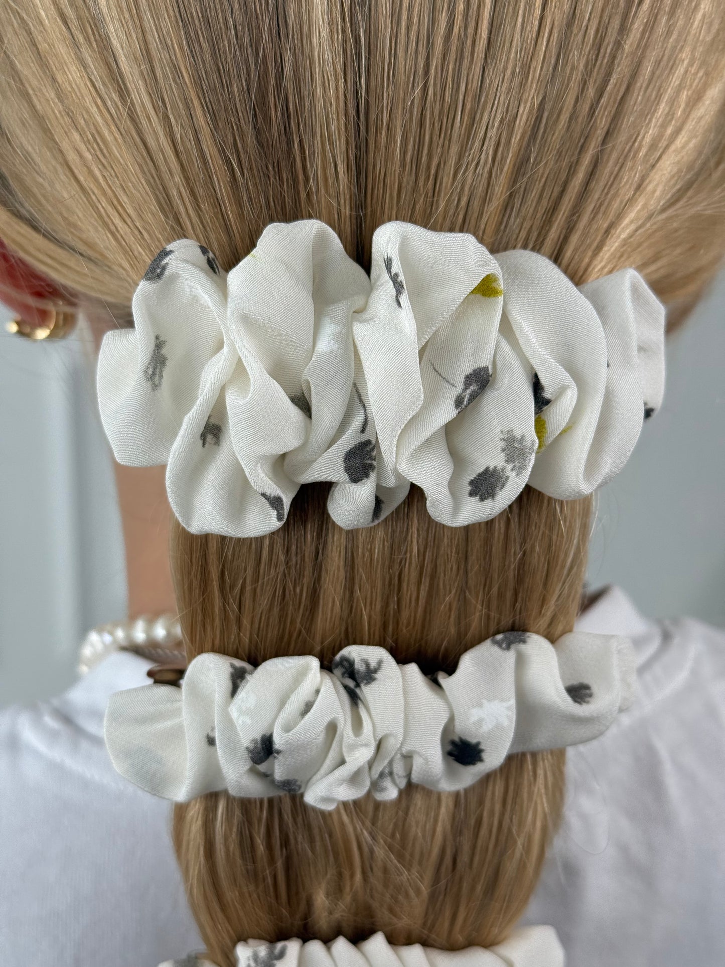 Baltas natūralaus matinio šilko segtukas raukinukas ‘lato’