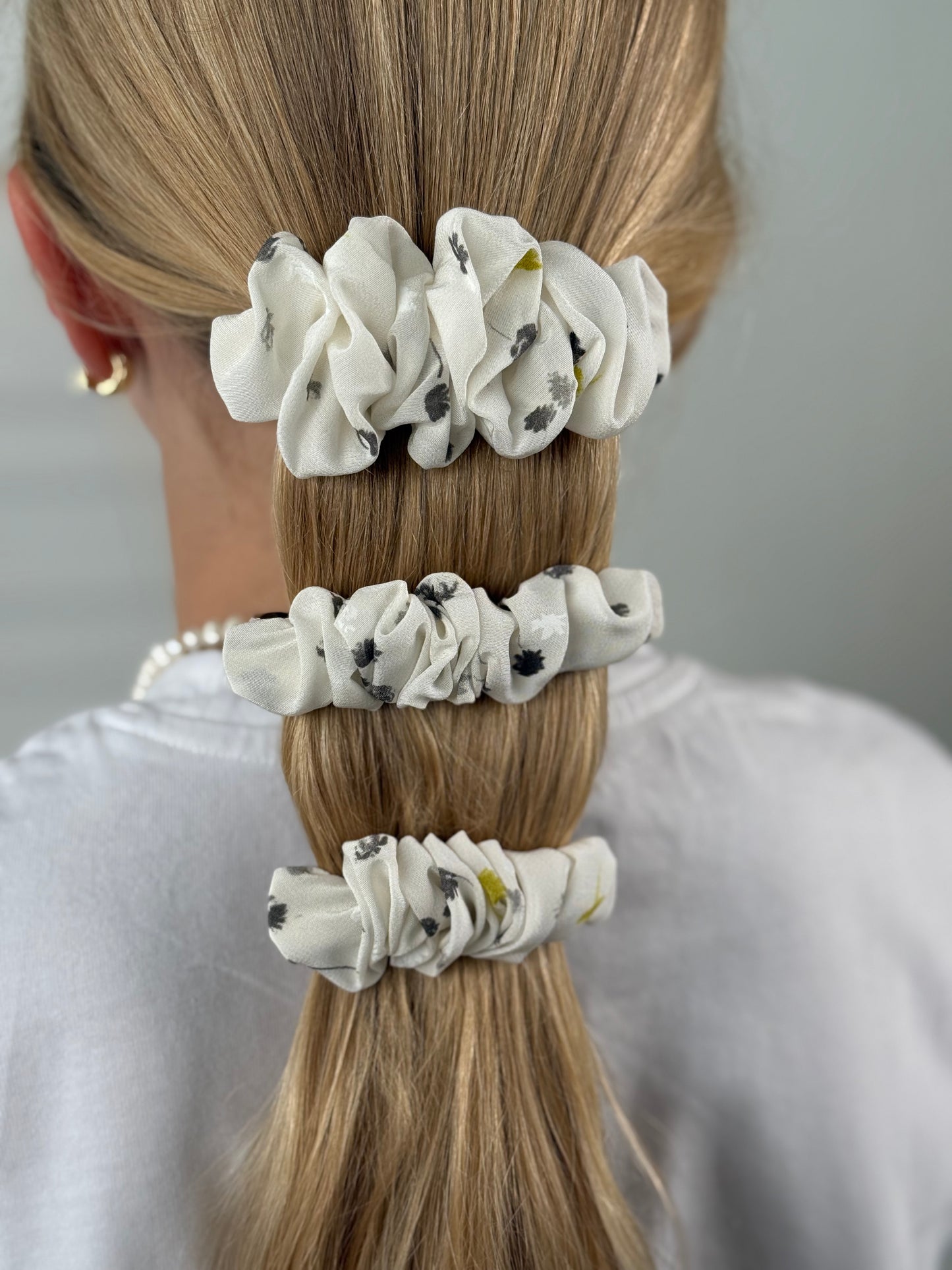 Baltas natūralaus matinio šilko segtukas raukinukas ‘lato’