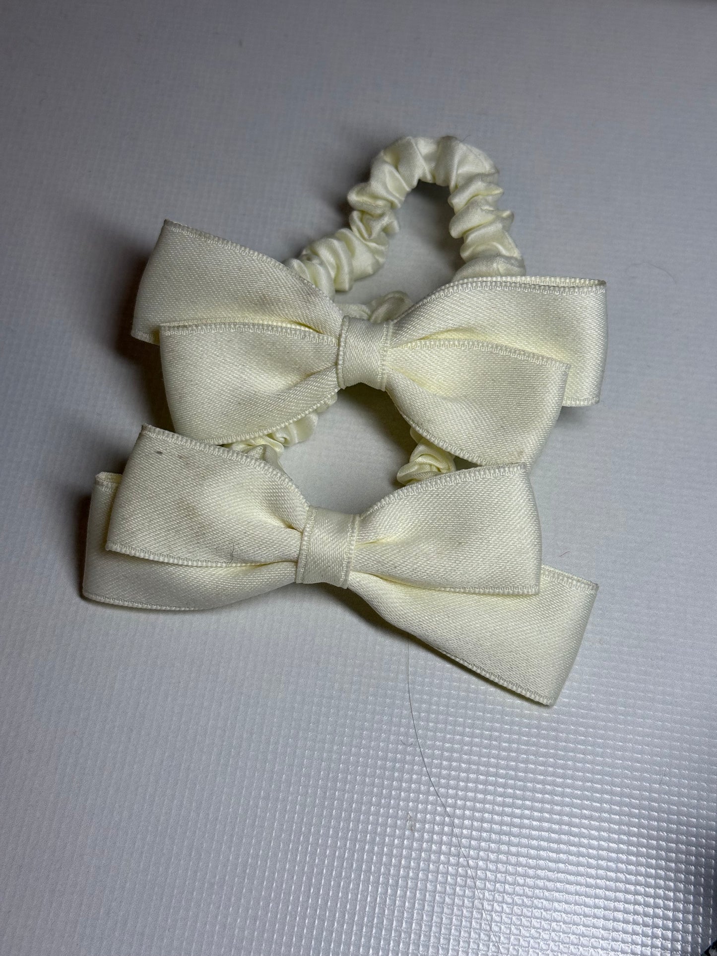 Kreminė gumelė su kaspinėliu. Kleckuota!