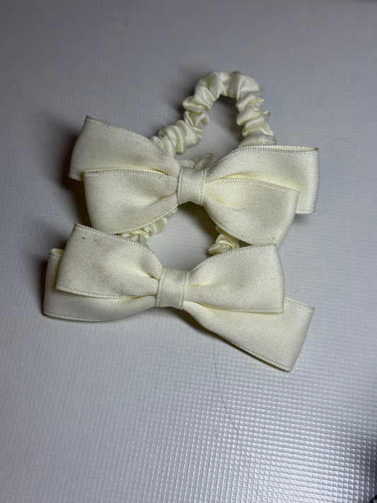 Kreminė gumelė su kaspinėliu. Kleckuota!