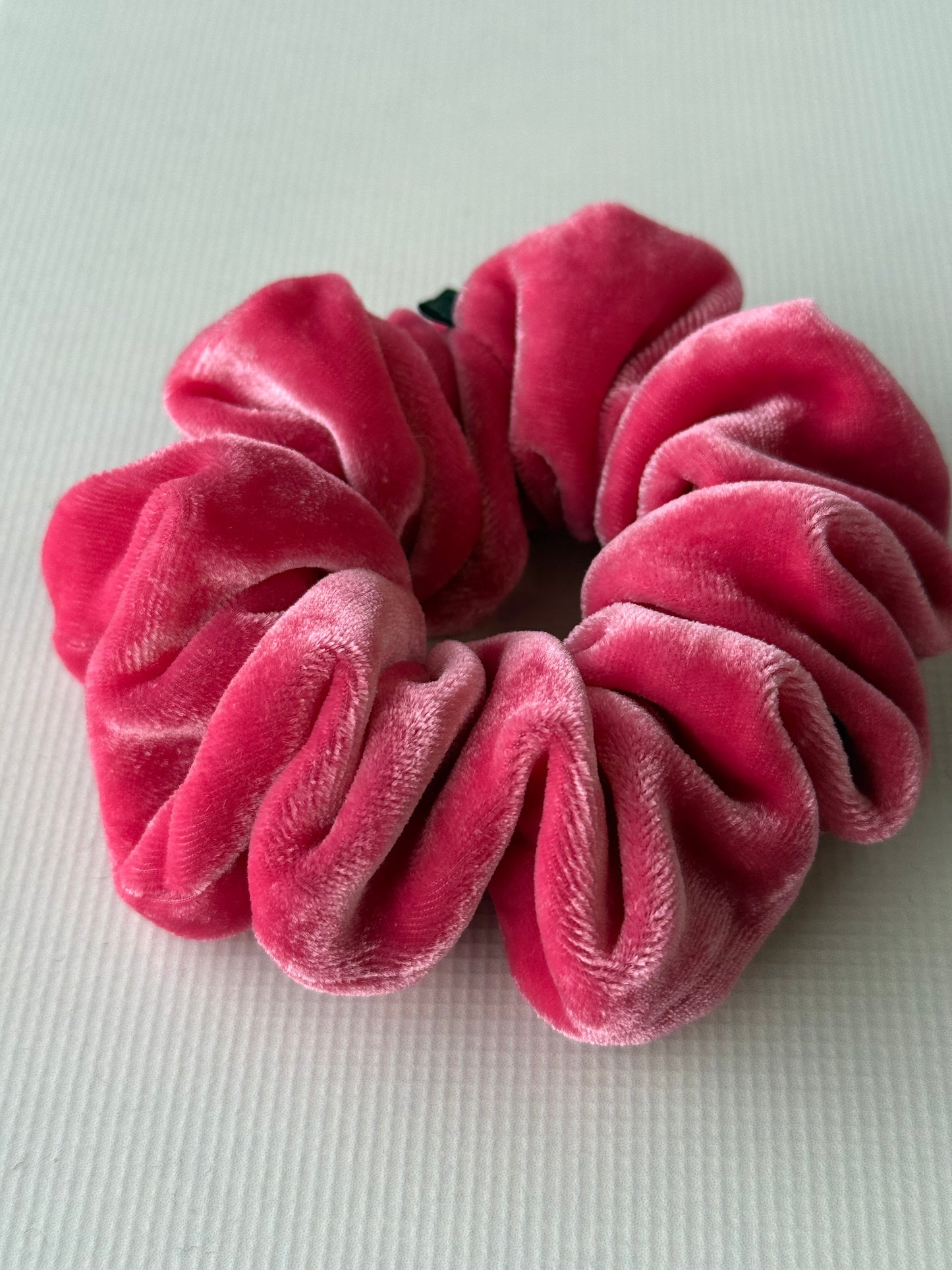 Natūralaus veliūrinio šilko rožinė gumelė