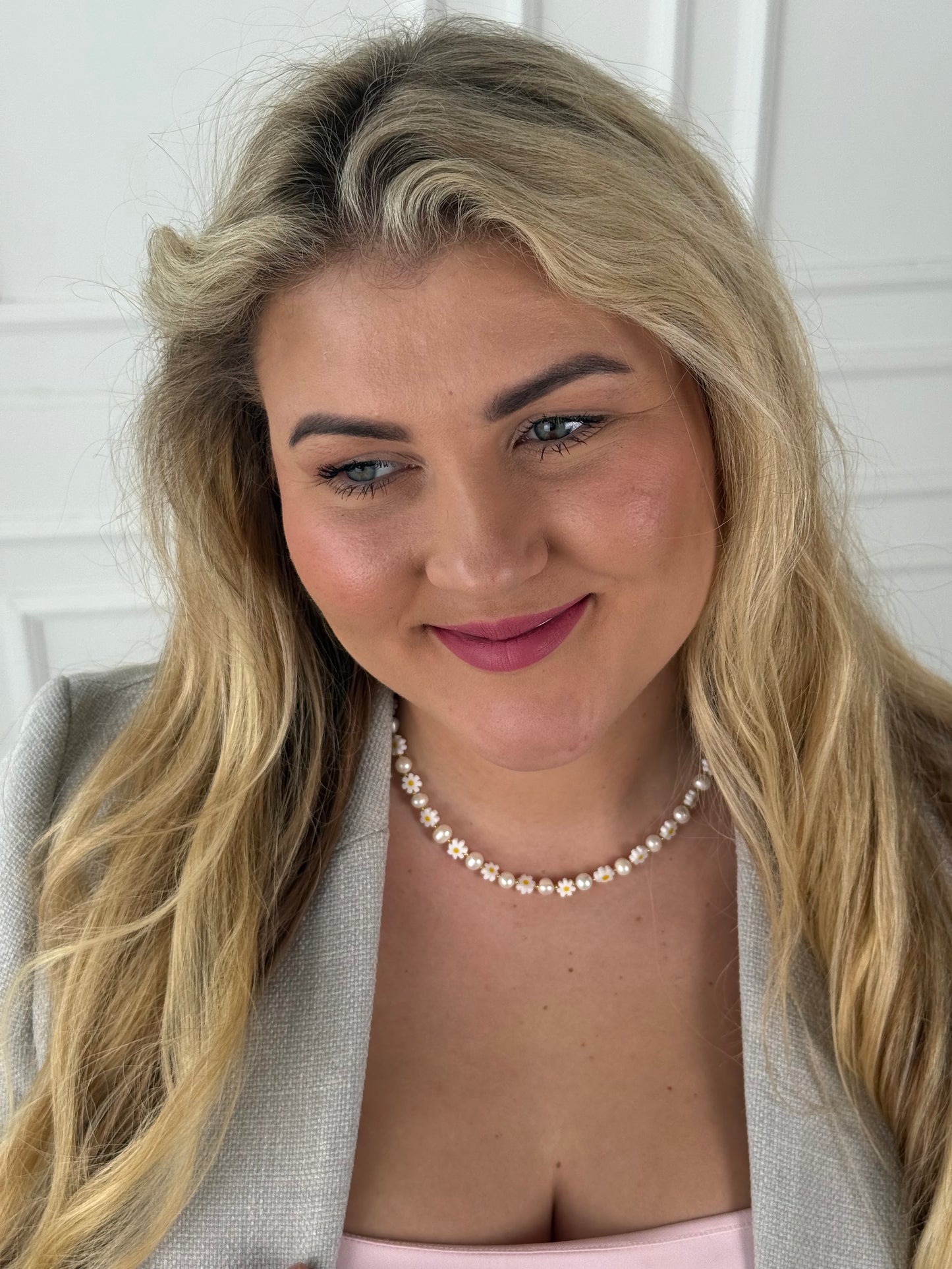 Natūralių gėlavandenių perlų vėrinys su ramunėlėmis 🌼