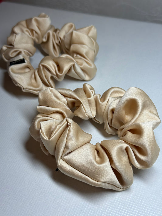 Šampaninė su blizgesiu nesiglamžanti gumelė M dydis