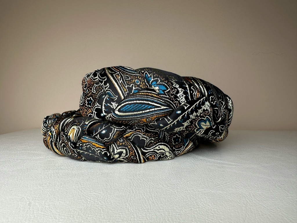 Karališko šilko juodas su auksiniais raštais 🖤